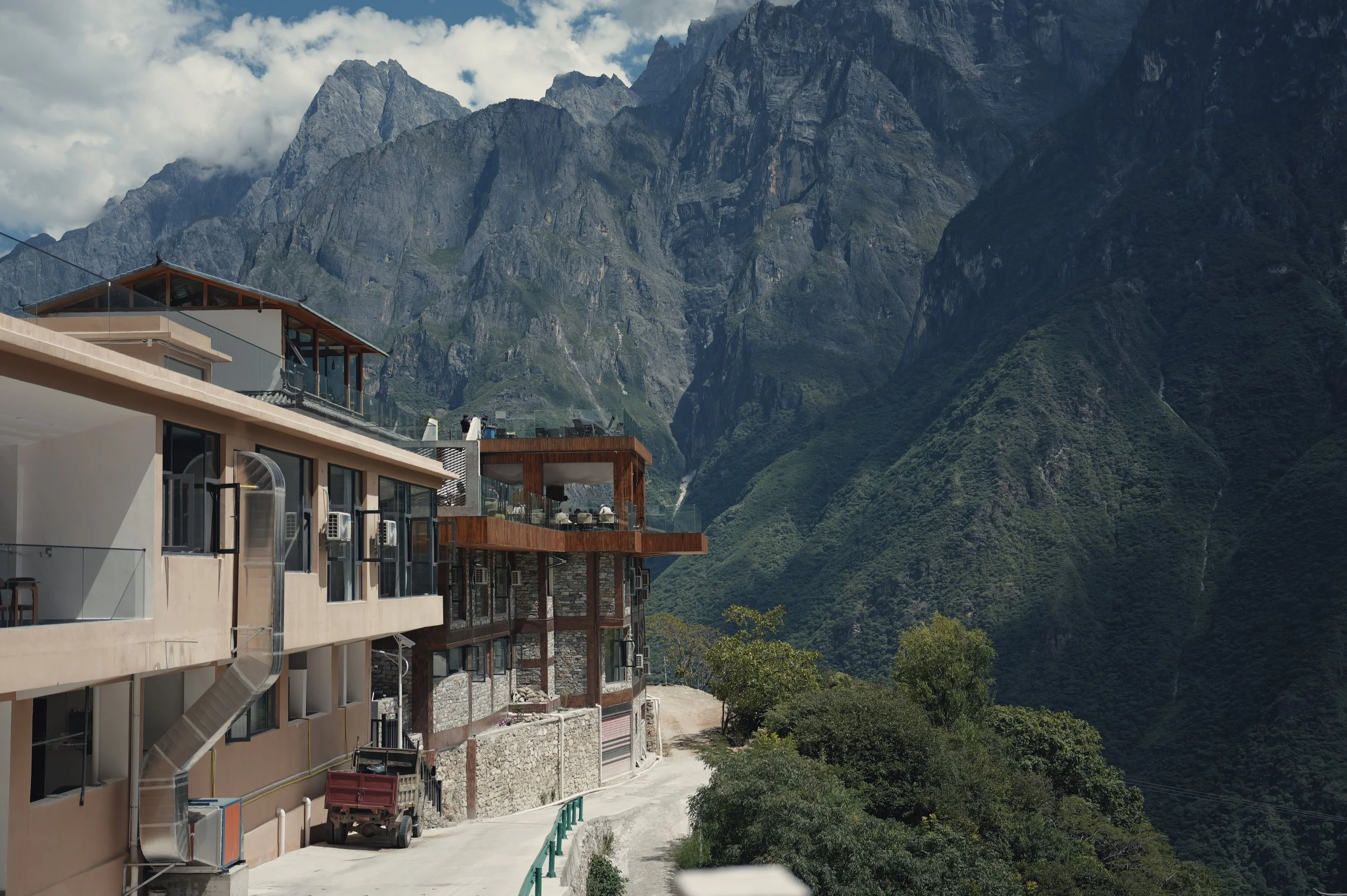 Guesthouse overlooking the peaks of Tiger Leaping Gorge, Yunnan