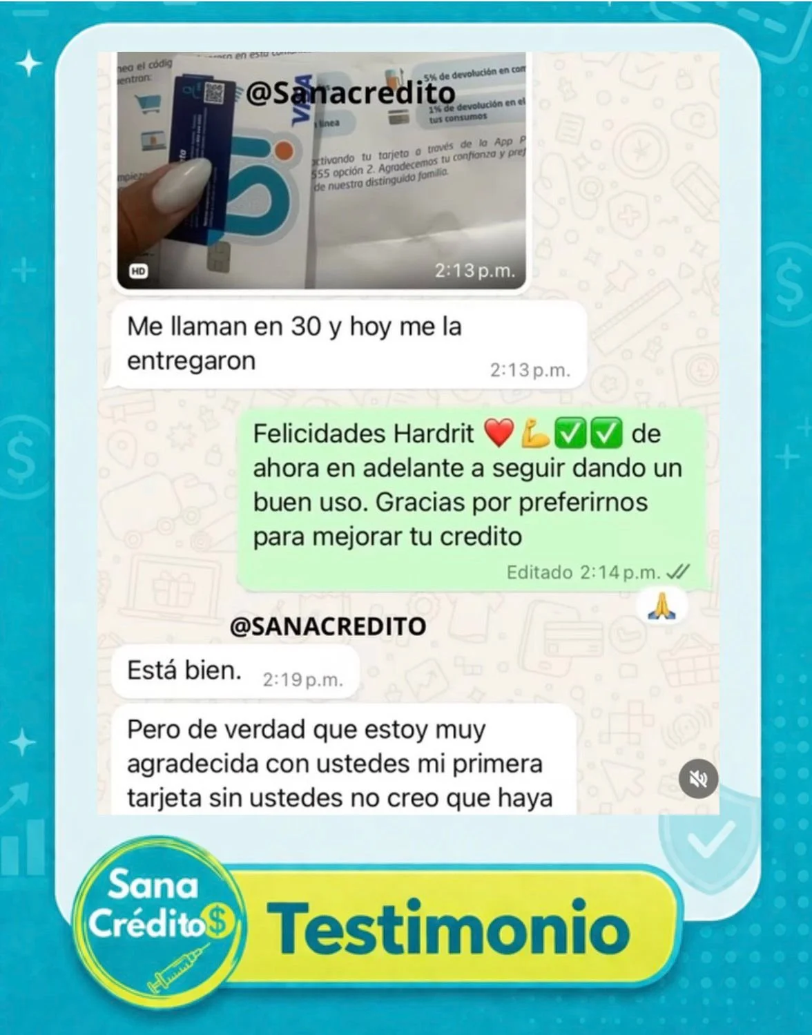 Captura de pantalla de una conversación en WhatsApp, donde una persona recibe una tarjeta de crédito y recibe felicitaciones y agradecimientos por mejorar su crédito. La imagen también muestra un fondo publicitario de 'Sana Crédito' con un logo amarillo y azul.