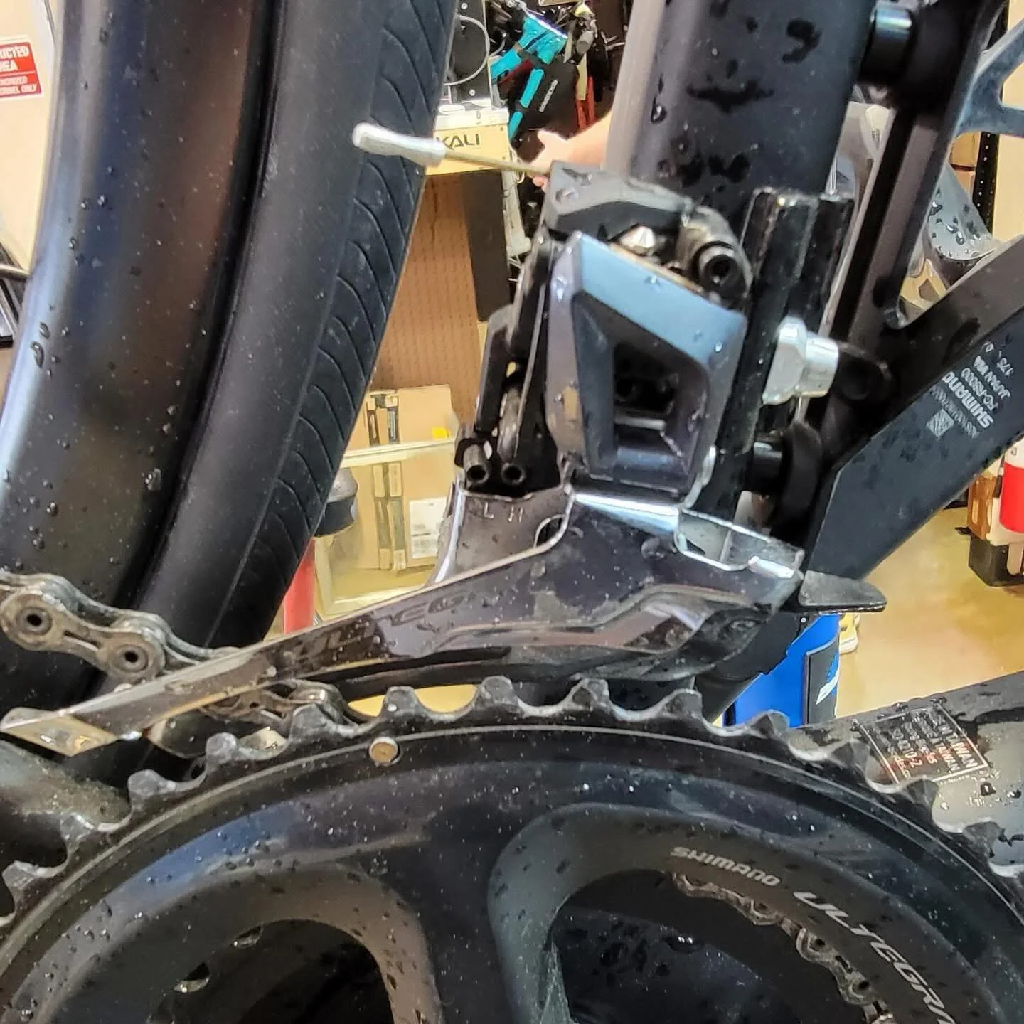 The front derailleur is best understood not as a simple shifter, but as a precision mediator of motion and state. It operates through controlled interference, leveraging geometry, timing, and force to guide a chain between stable configurations&mdash
