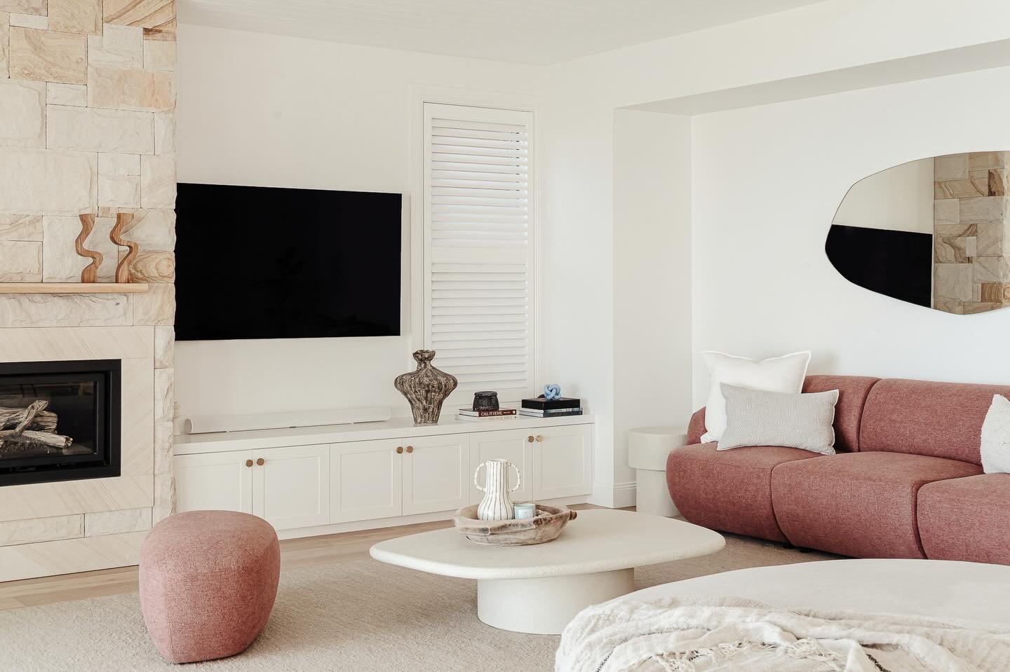 Soft curves, warm neutrals and space to breathe.
A home that feels as good as it looks ☁️ 

📷 @claudiafarrarphoto