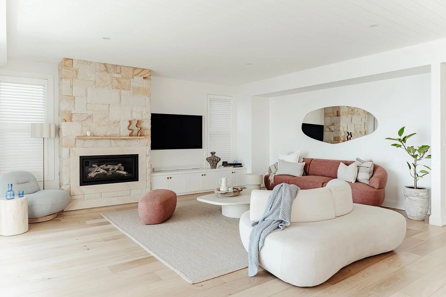 A lounge room so inviting you&rsquo;ll never want to leave 🐚 

Sofas &amp; ottoman ~ @kingliving 
Coffee table &amp; matching side table ~ @norsuinteriors 
Arm chair ~ @plush_think_sofas 
Timber side table ~ @mcmhouse 
Lamp &amp; blue throw ~ @adair