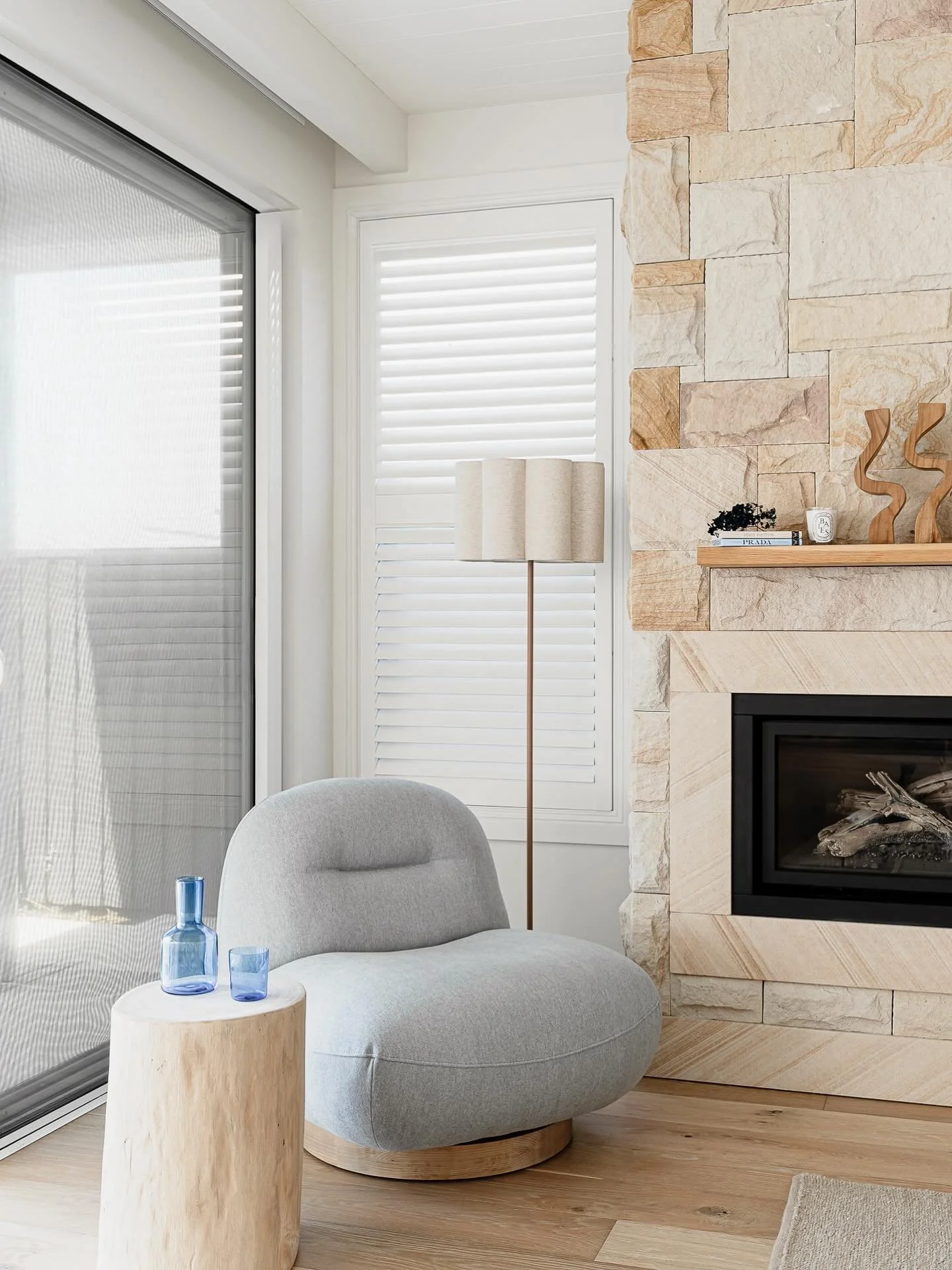 Calm, serene, and softly blue &mdash; a nook made for slow moments 🌊
.
.
.
#interiorstyling #homedecor #interiordesign #styledspaces 
#interiorstyle #homeinterior #interiorphotography