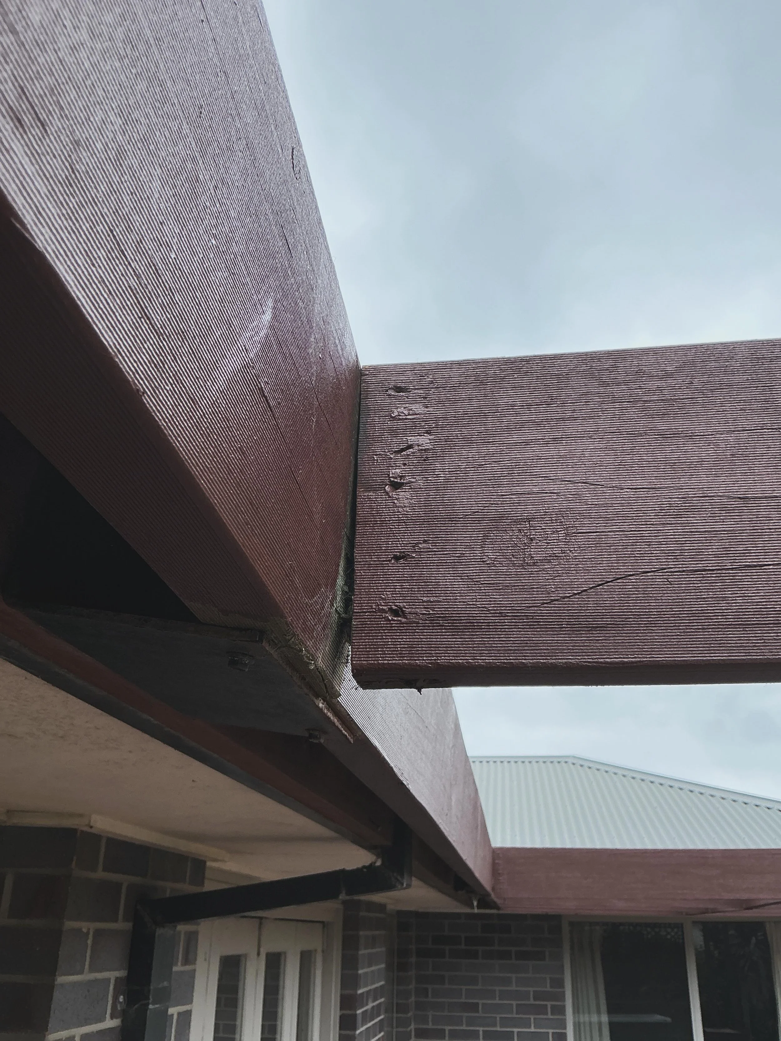 As someone who has built hundreds of pergolas and verandahs over the years, it still surprises me when I come across connections like this.
The beam-to-beam connection shown here relied on fixings alone, with no bracket, hanger or other engineered co