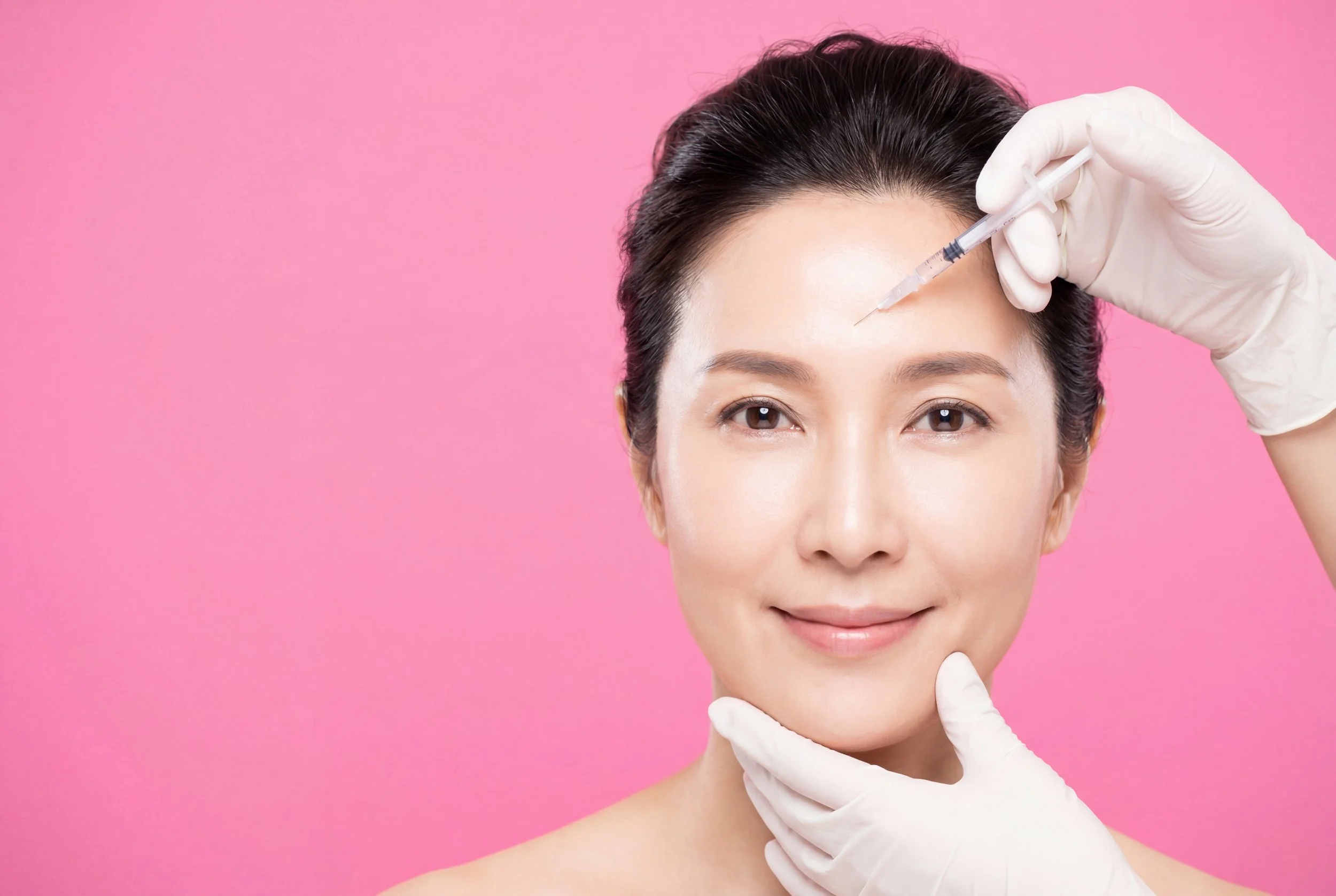 lumina-luxe-middle-aged-woman-receiving-botox-injection