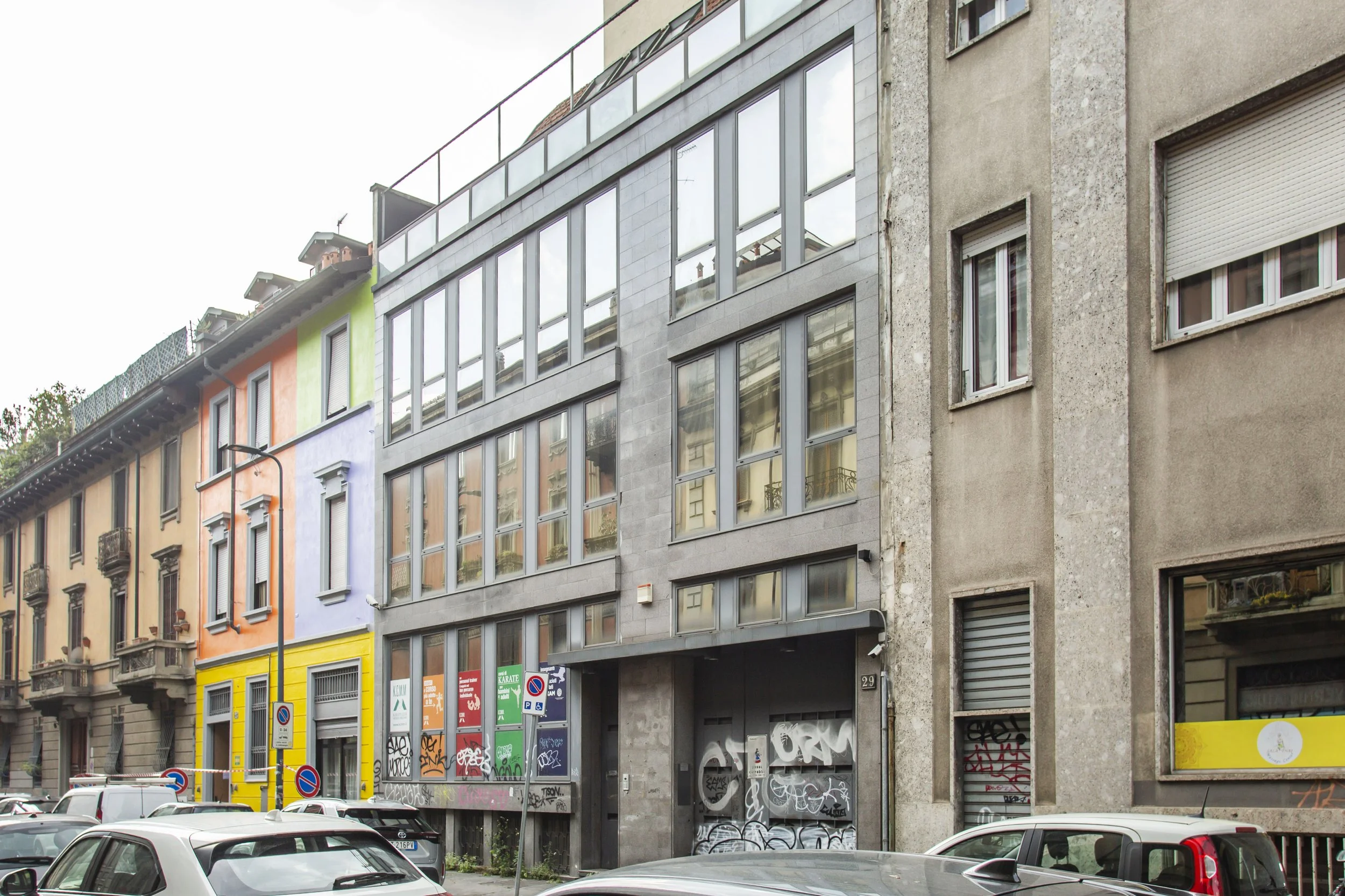 Via A. Tadino edificio cielo-terra in vendita con locali ad uso ufficio