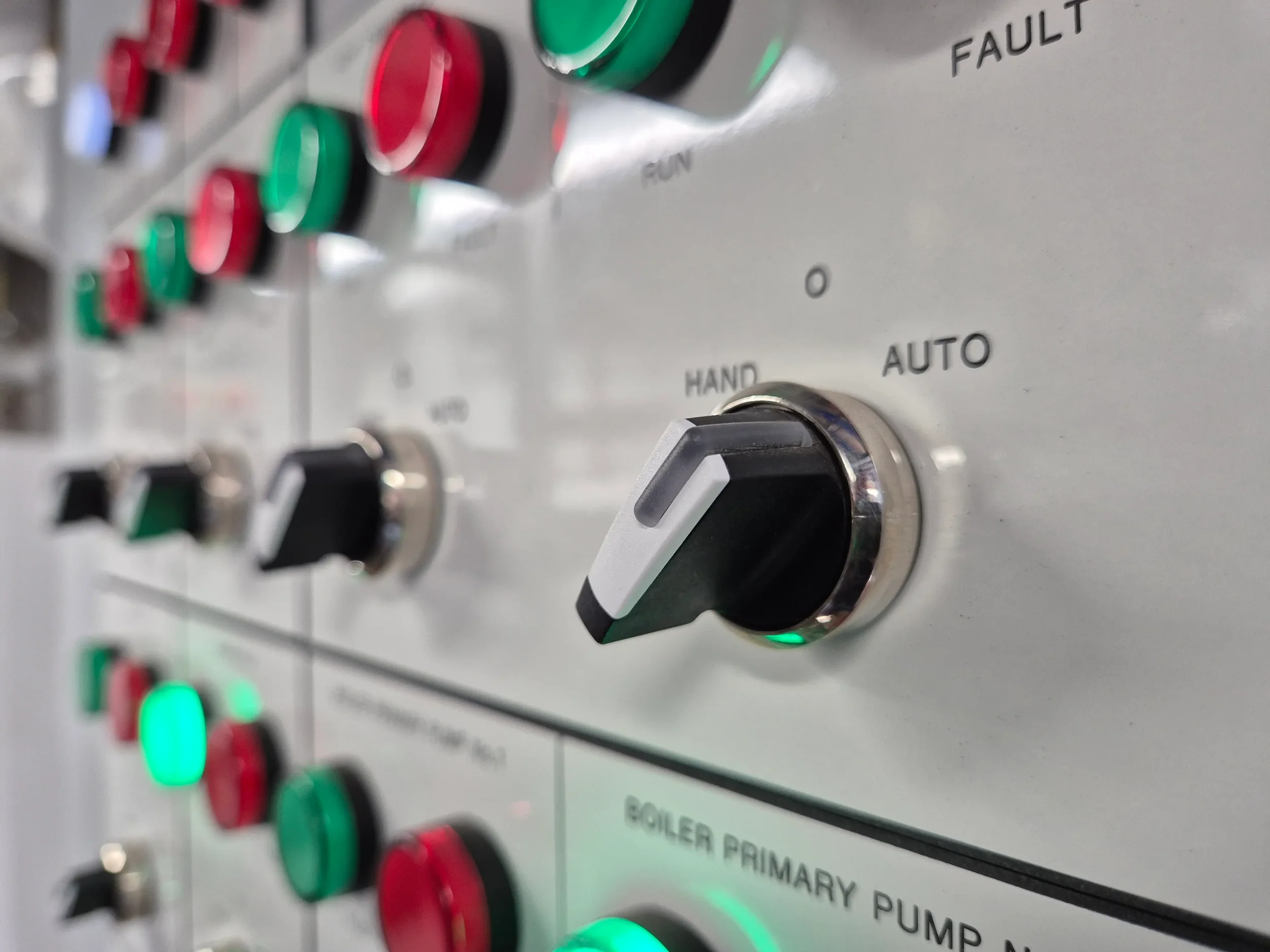Building management system control panel showing RUN, FAULT, and AUTO modes during a Salvis BMS audit