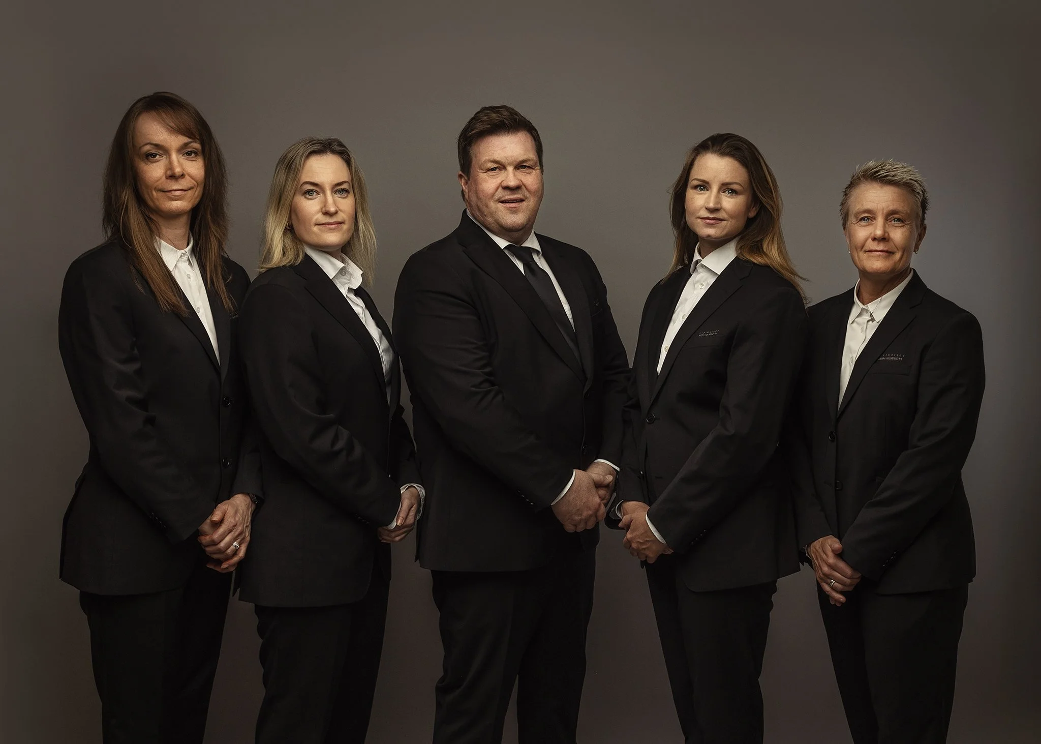 Dei tilsette ved Hjelmeland Begravelsesbyrå: Mariann Johansen, Stine Rake, Odd Kåre Hjelmeland, Elise Bødal og Tone Lise Loen