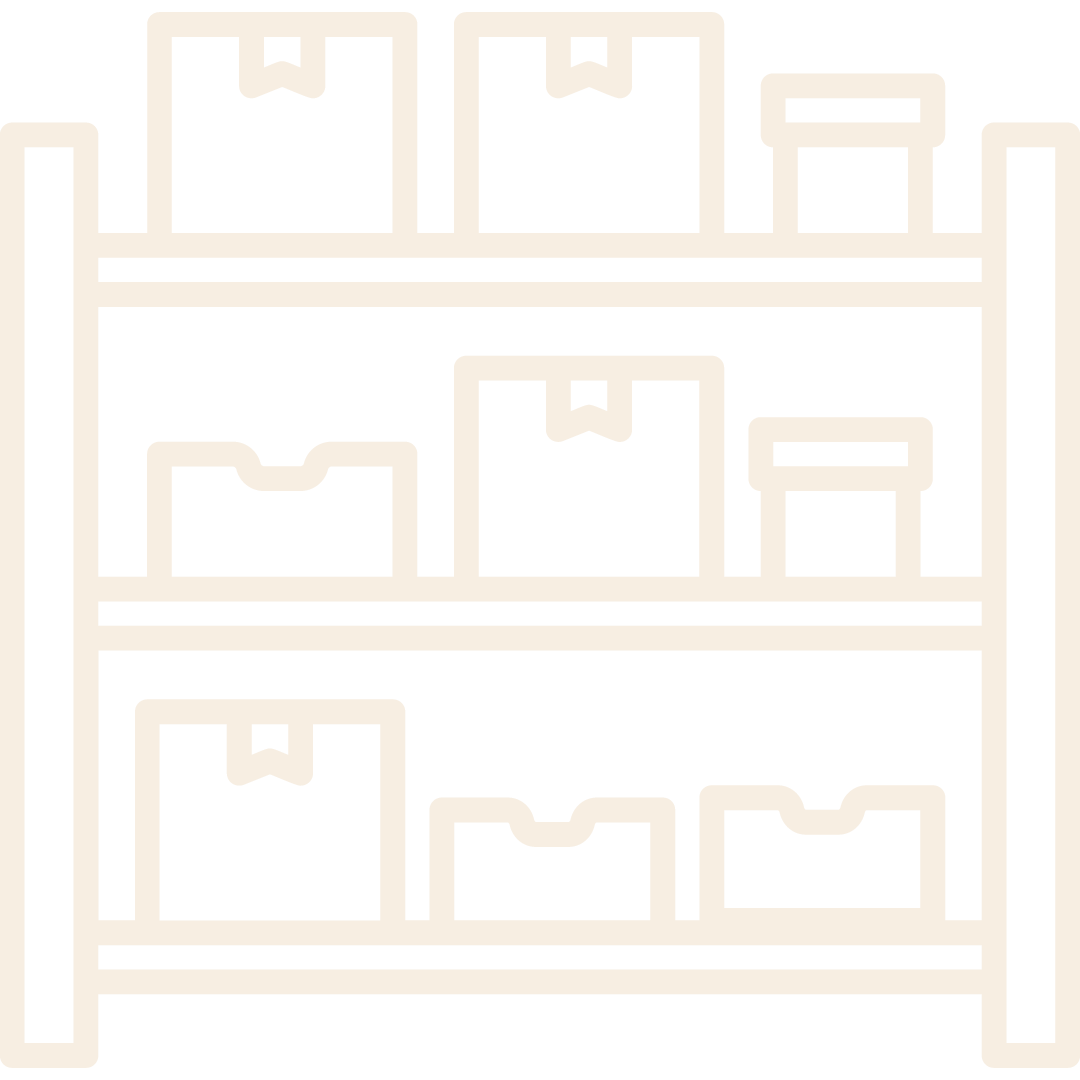 Rayonnage avec plusieurs boîtes de rangement.