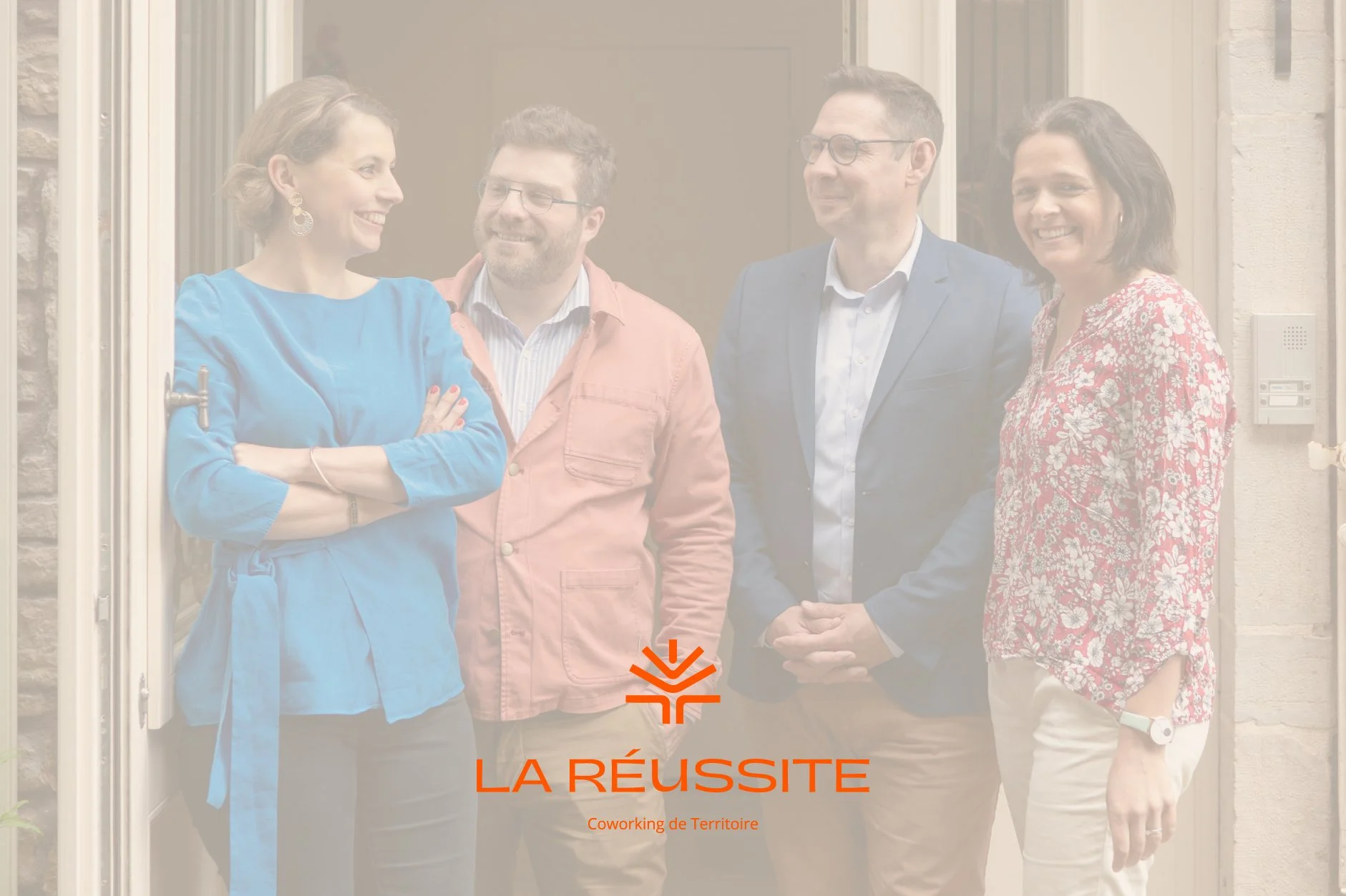 Cinq personnes souriantes discutent devant une porte, représentant la collaboration et la réussite en coworking.