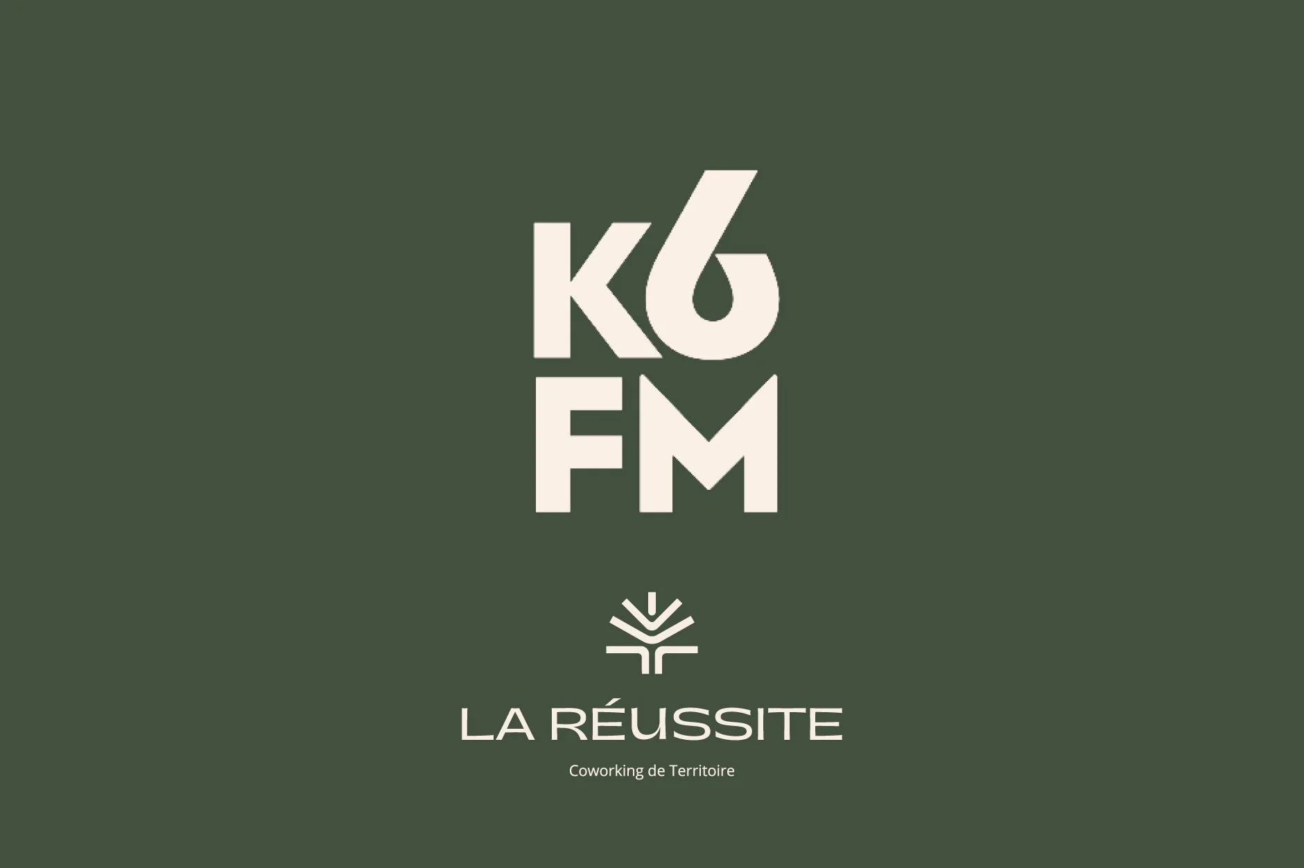 Logo de KO FM avec le texte 'La Réussite' et une icône de coworking en dessous, fond vert olive.