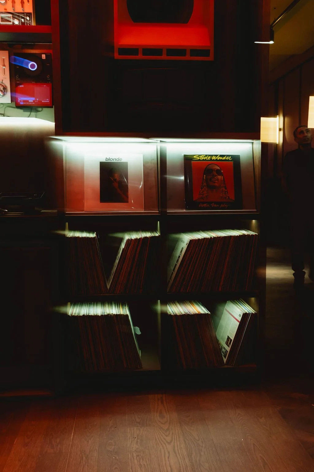 spin-bar-amsterdam-pool-vinyl-3.jpg