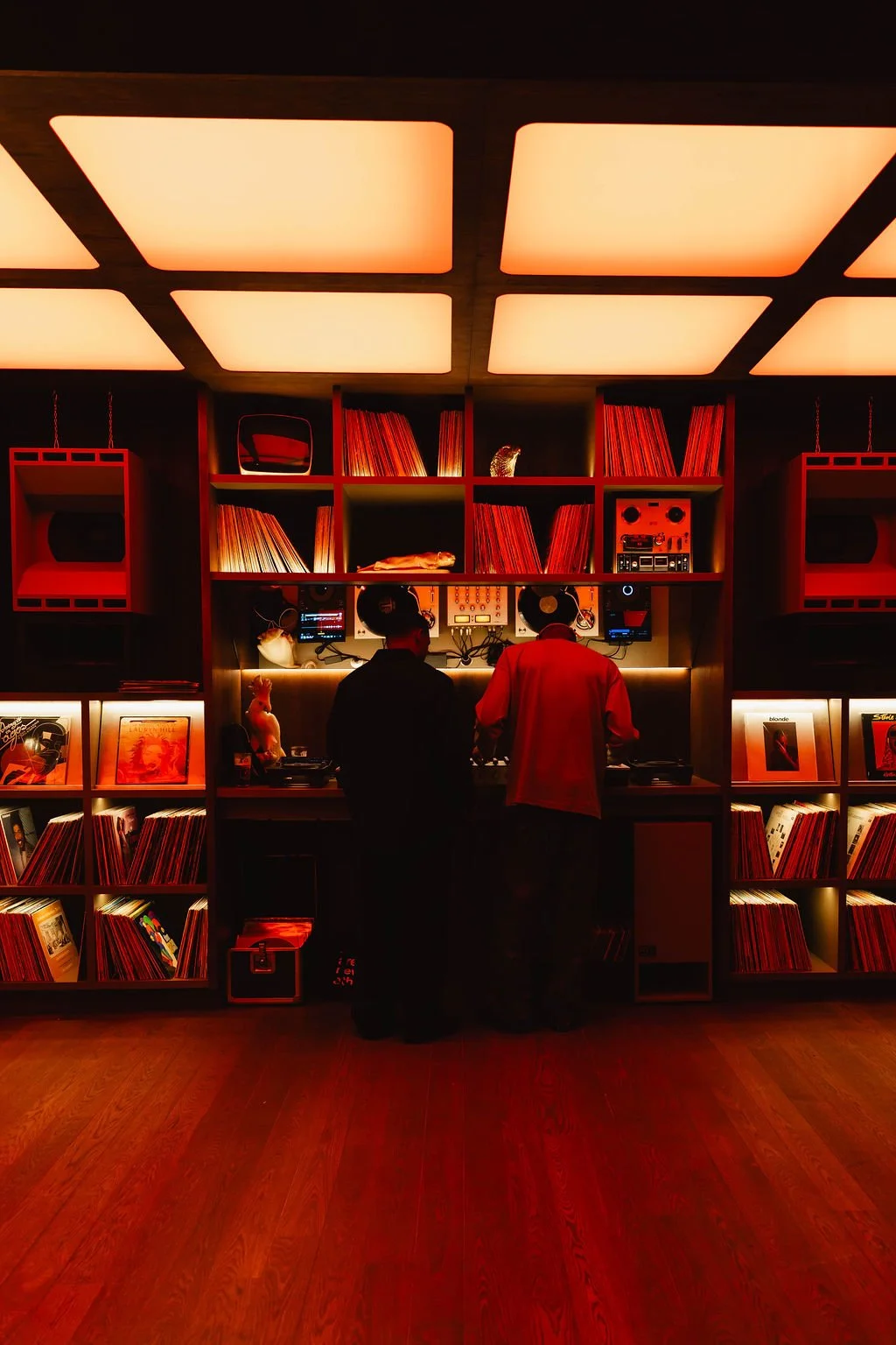 spin-bar-amsterdam-pool-vinyl-2.jpg