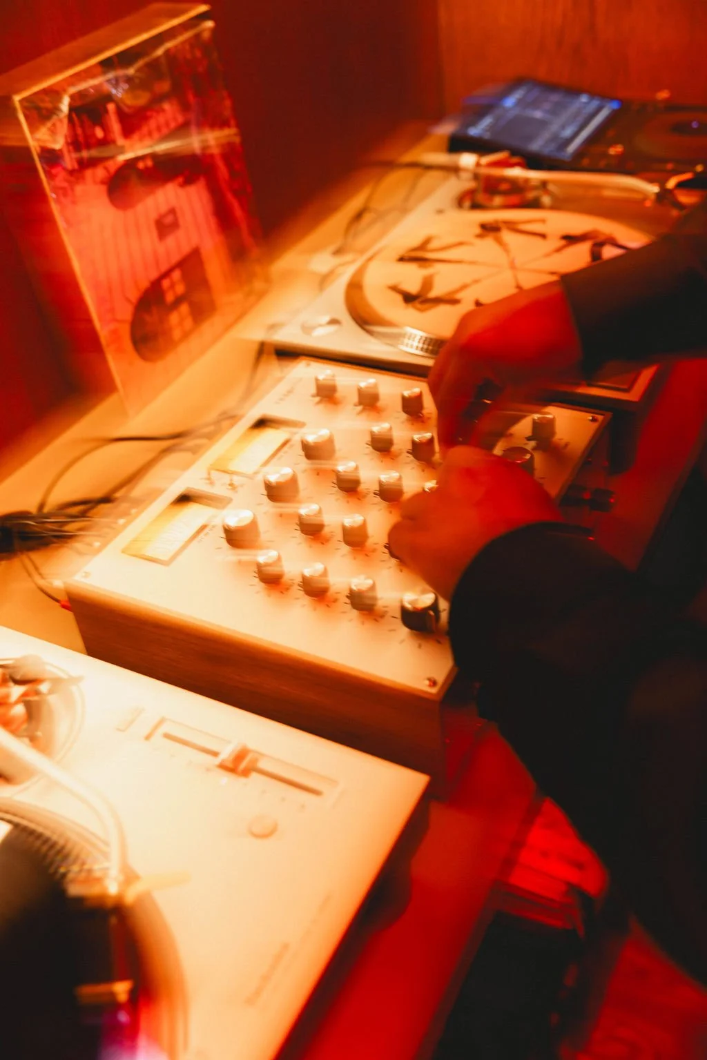 spin-bar-amsterdam-pool-vinyl-5.jpg