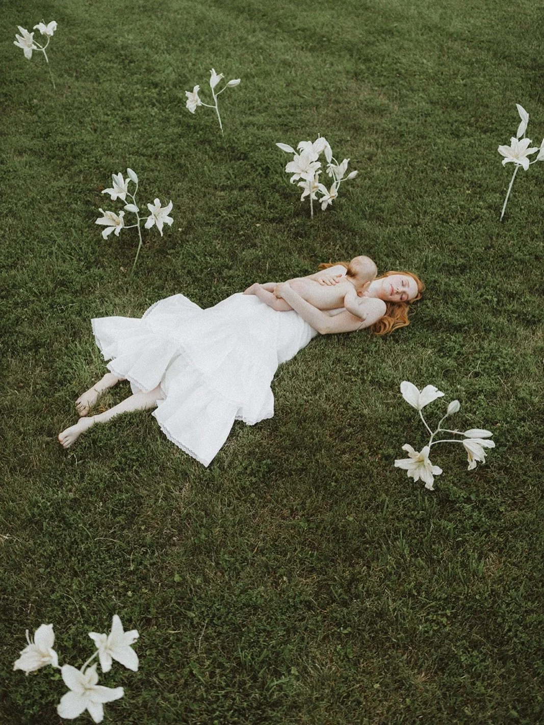 Throwback to a really really good motherhood shoot with @kaleyfromkansas and @sarahjansson 🤍🌿

Summer greens, white lilies and dried penny cress made the perfect soft, statement. 

Looking for florals for your editorial shoot? Link in bio to inquir