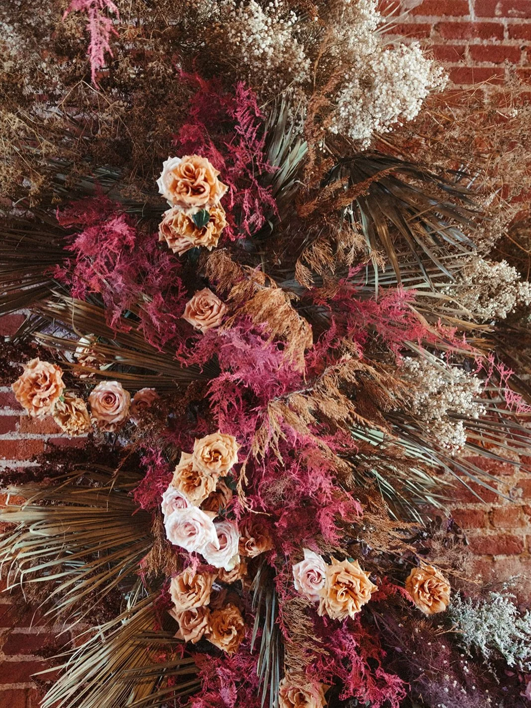 7! years ago when I got married, toffee roses and large, textural, dried floral installations were all the rage 🌾 #thecottagerosesaysido
.
.
Photo @kaleyfromkansas 
Florals @thecottagerose 
Venue @theguildkc 
Dress @bride.kc @laudaebride 
HMU @theha