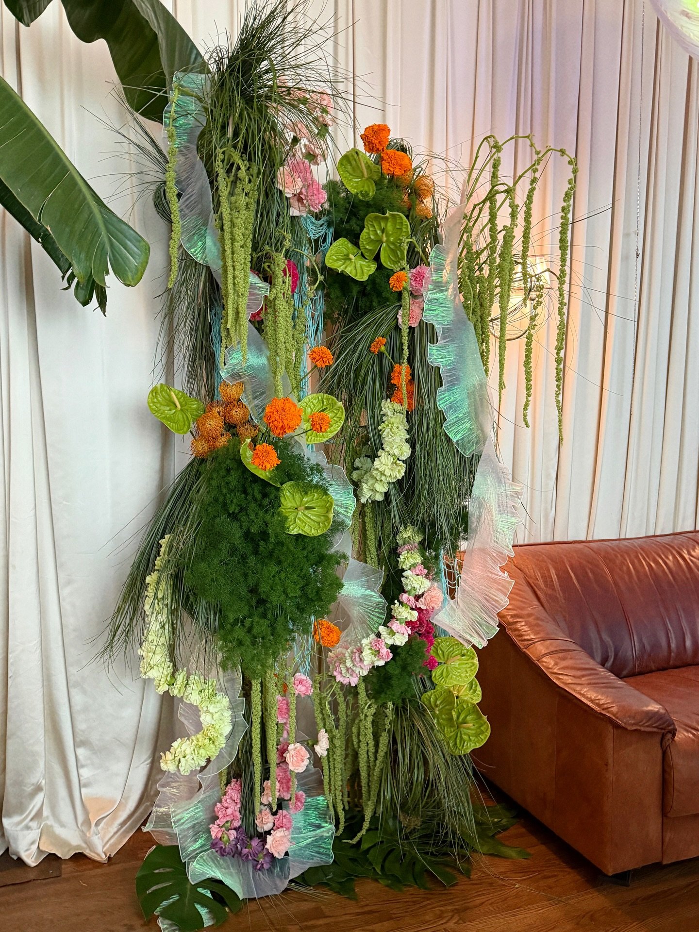 We made a floral sea creature for @heidilgardner 💚🪼🐠🌸!!

Started with two big poles wrapped in chicken wire and wired carnation garlands

The wire was a thick gauge so the carnation garlands were able to hold a shape.. and bounce

Then we added m