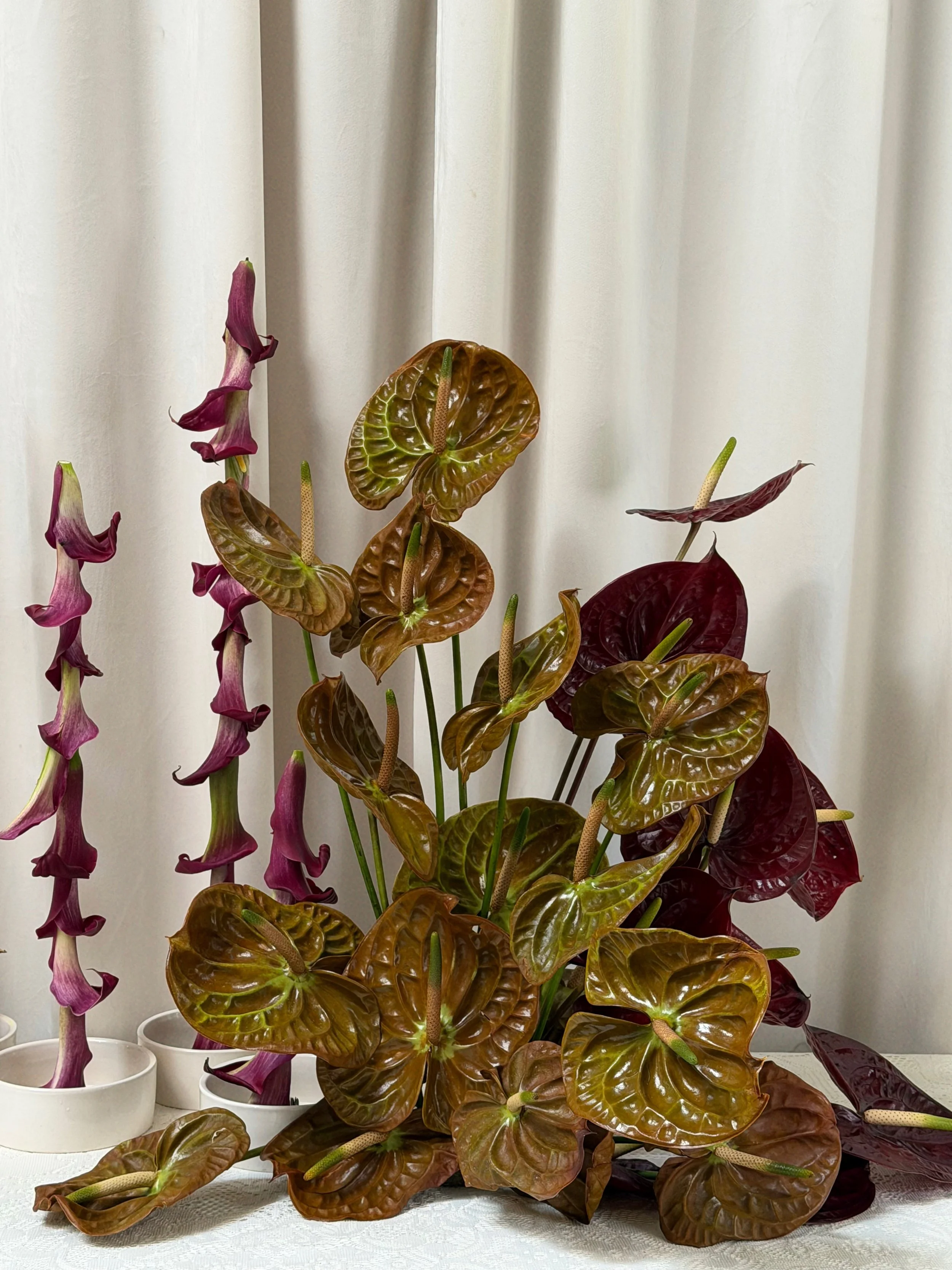 Calla towers with anthurium flowers. Playing with shape and structure ❤️ #thecottagerose
.
.
Kansas City wedding florist | destination wedding florist | custom flower arrangement | modern florals | summer wedding trends | event florist | editorial fl