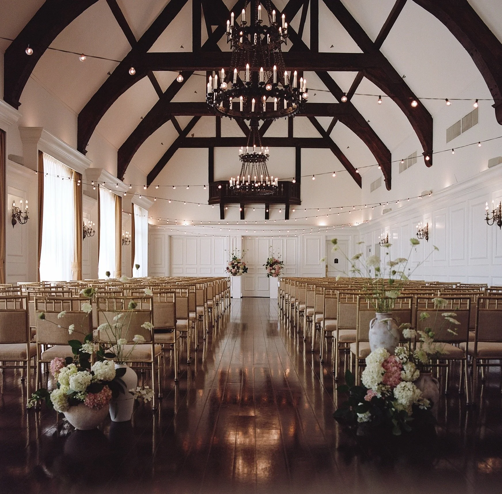 Ceremony to reception 🌸🤎
.
.
Photos @delaneyhady 
Florals @thecottagerose 
Planning @occasionsbyally 
Venue @oakwoodcc_kc 
.
.
Kansas City wedding florist | destination wedding florist | June wedding | spring wedding inspiration | aisle decor | ped