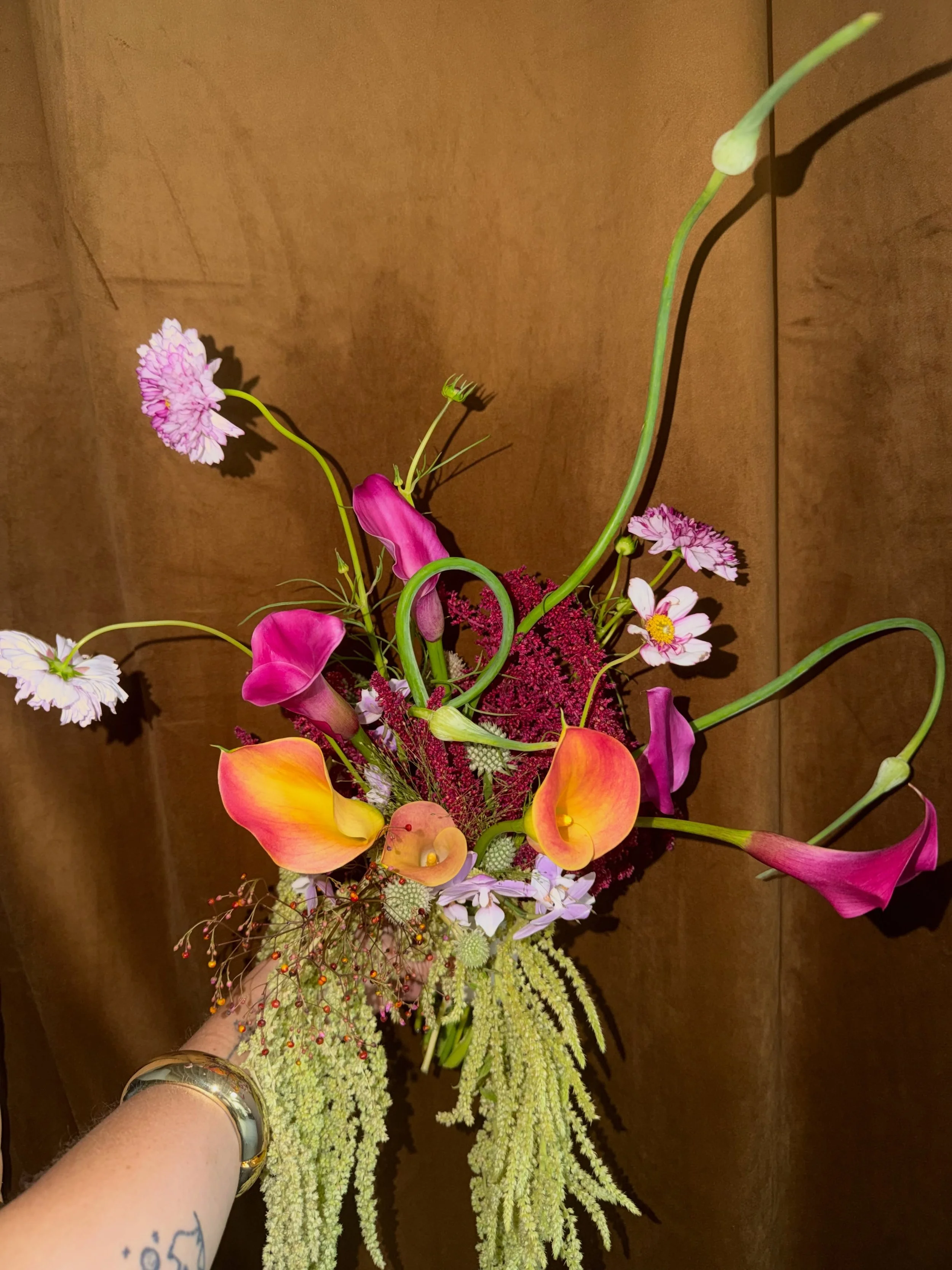 Zully&rsquo;s modern, colorful summer elopement bouquet and a bout to match 🌸🧡

Link in bio to inquire about our &agrave; la carte floral options or place your order for a Cottage Rose elopement package. Comes with a bouquet and bout! #thecottagero