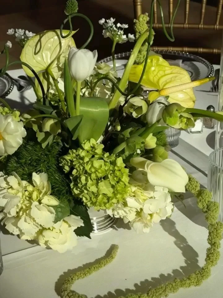 Shadow play with @courtneynp_georgousinjector &lsquo;s iconic centerpieces 💚
.
.
Planning @therainescollective_ 
Florals @thecottagerose 
Catering @brancatoscatering 
Content Creation @btscollectiveco_ 
Stationary @designs_by.p 
Venue @unionstationk