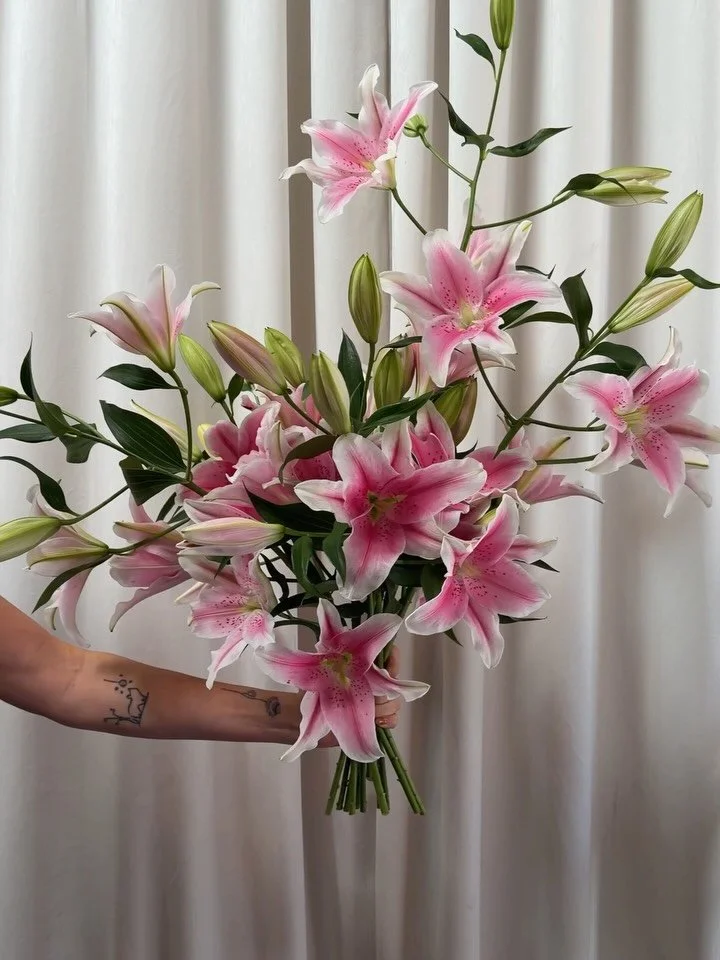 Making a case for pink lilies! What a statement bloom! 

And they smell amazing. 

I did cut the pollen off for anyone who is allergic because this wedding is going to be full of them 😅

Brides! What&rsquo;s your fave flower?! Would you use it in ma