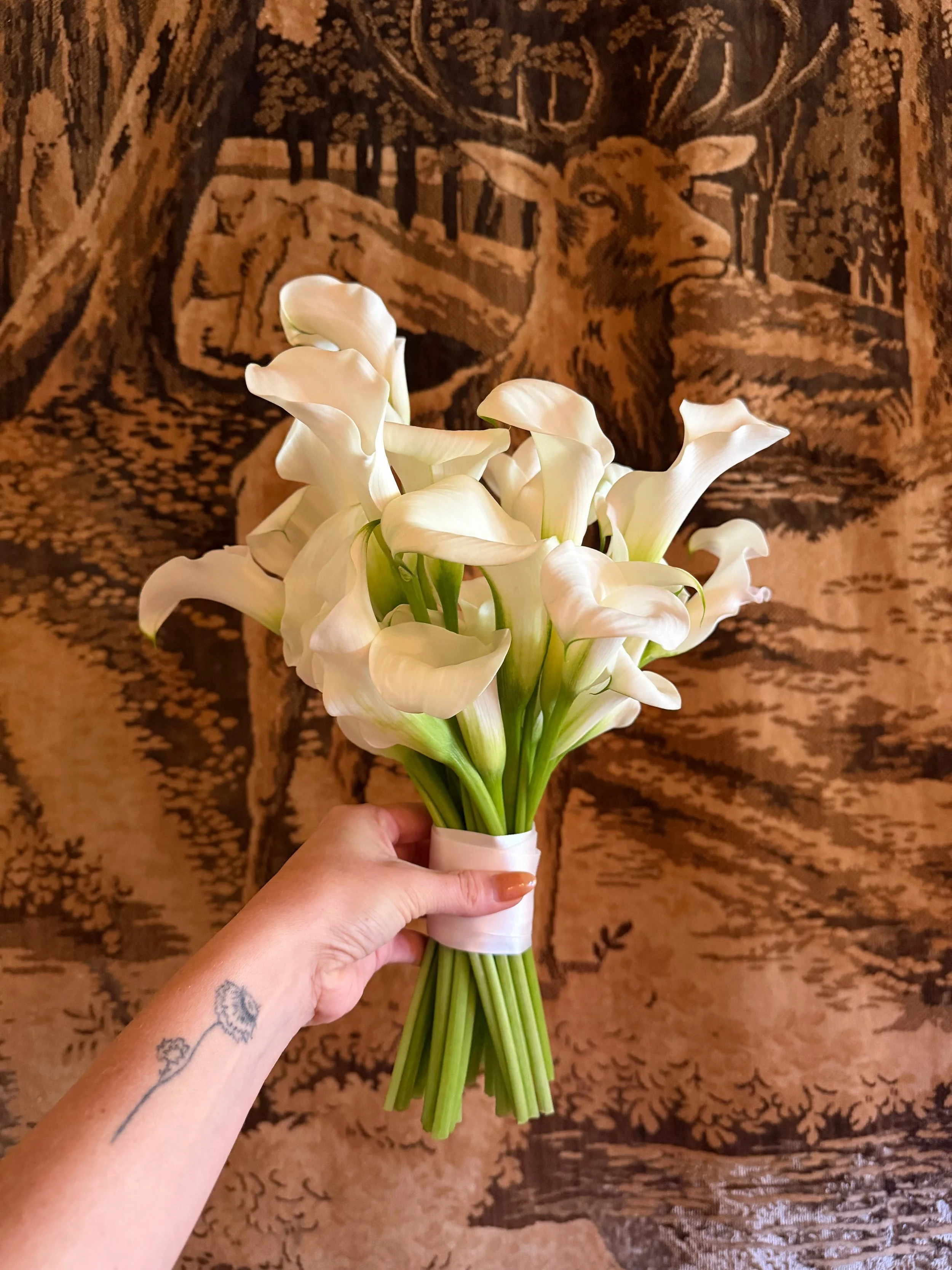 For Chloe 🤍 

Elegant, timeless and classic but also modern and chic and so on trend #thecottagerosebridalbouquet 
.
.
#thecottagerose | Kansas City wedding florist | destination wedding florist | full service wedding florist | event florist | moder