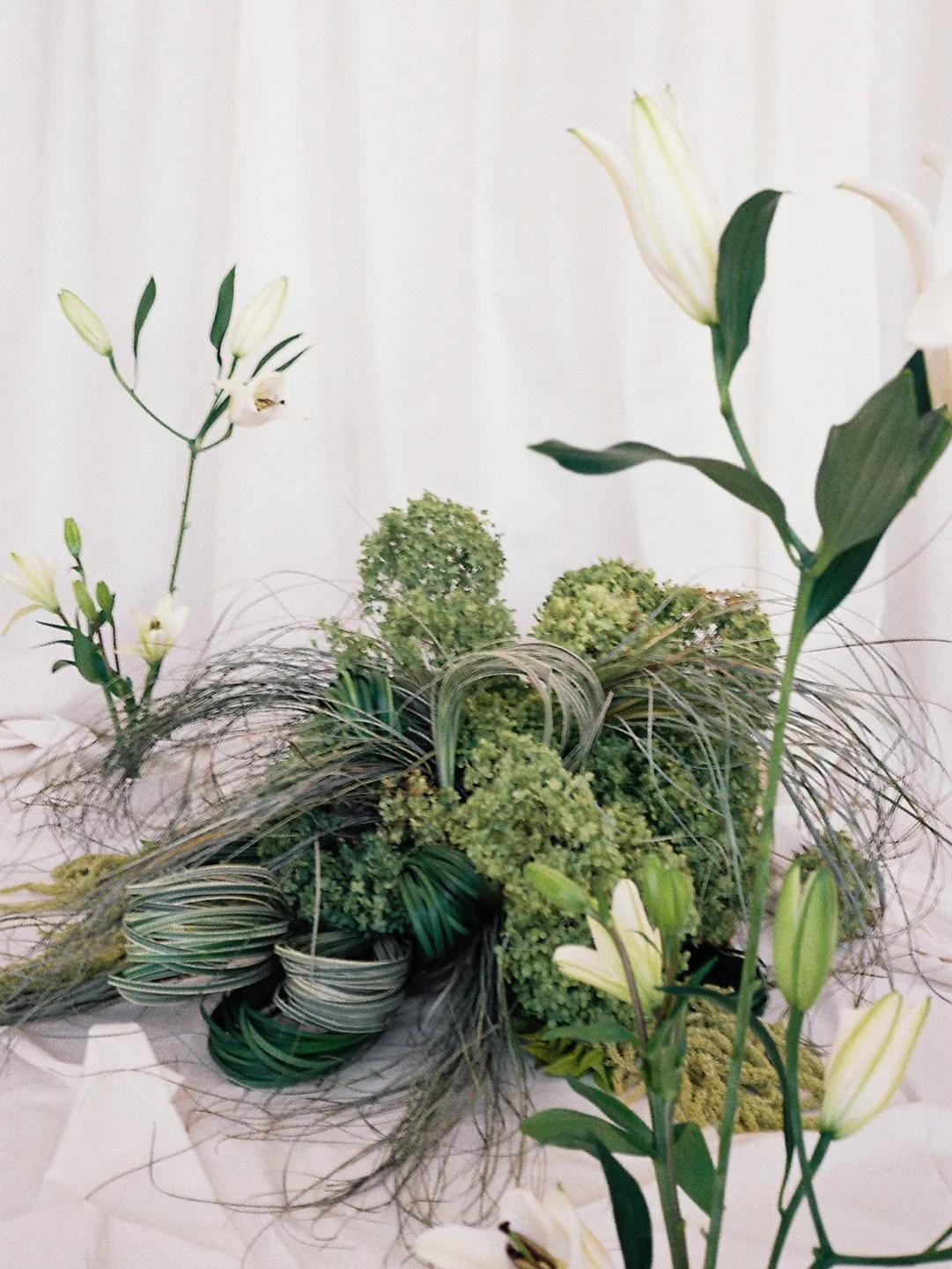 Grass loops and tetural green arrangements are having a moment, and we&rsquo;re obsessed.

It&rsquo;s not just the texture, it&rsquo;s the shape. Those unexpected loops create movement, negative space, and a little bit of architectural drama within a