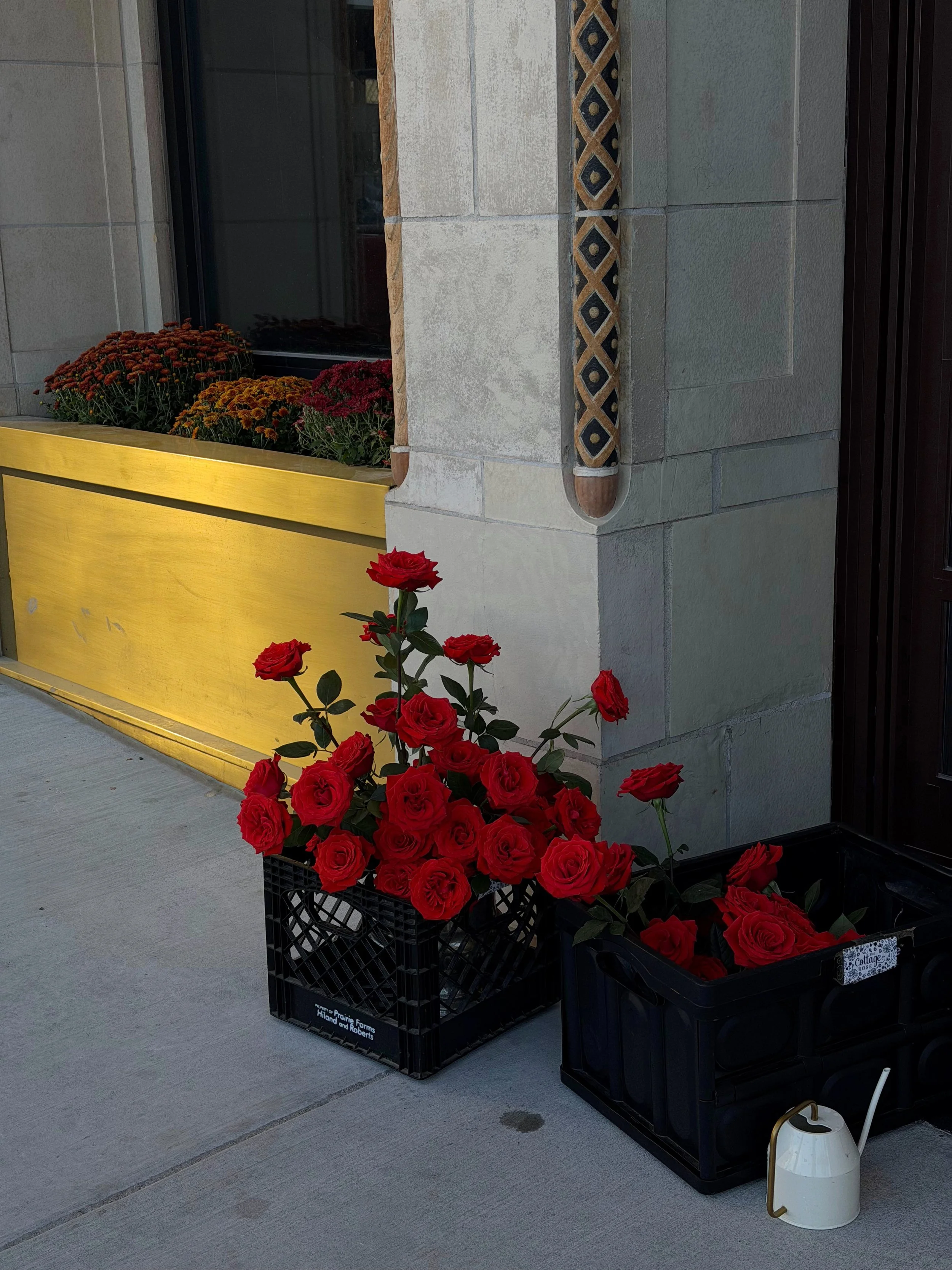 Delivery! All red roses for @aladdinkcmo 🌹 

Would you look at that POP of color?! 

Iconic arrangements for an iconic space. 

You need flowers for your business and I can make them for you. Link in bio to inquire #thecottagerose #thefloralcultbyth