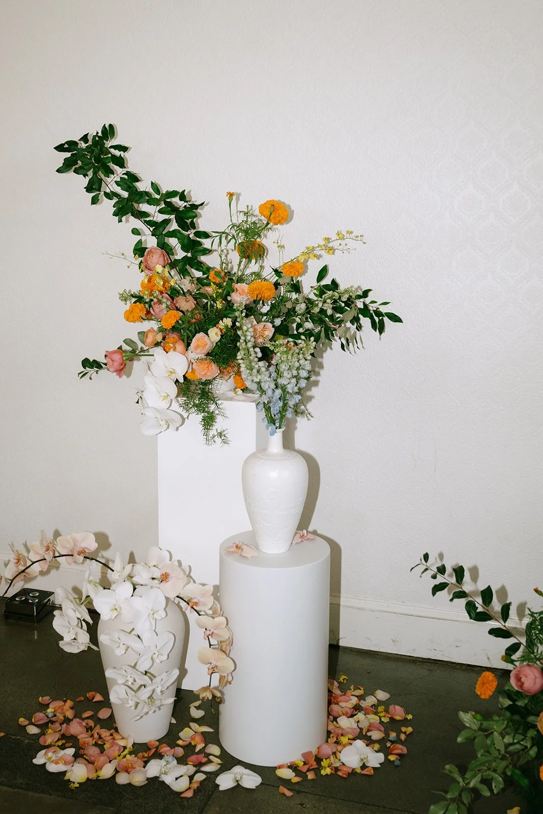 colorful fall wedding at la villa midtown kansas city the cottage rose full service wedding florist crossroads orchid ceremony pedestal flowers marigolds modern florals