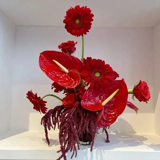 monochromatic+floral+arrangement.jpg