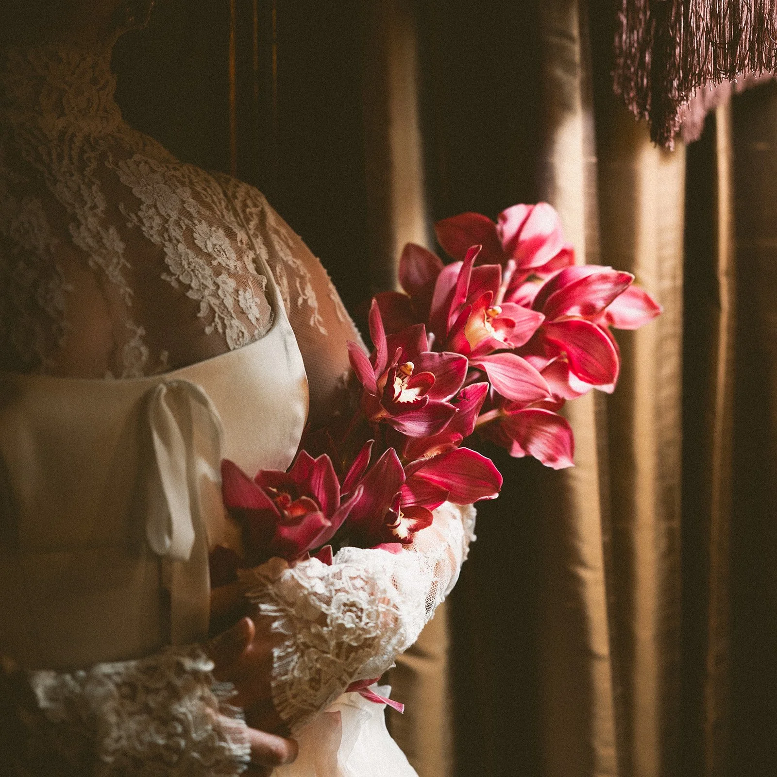 vintage maximalist editorial in le lounge no vacancy kansas city crossroads the cottage rose full service wedding florist winter wedding inspiration orchids amaranth calla lilies roses brown velvet linens vintage lamp tapestry petite orchid bouque