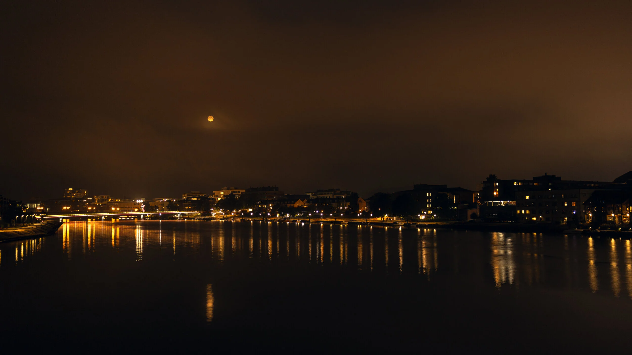 2026.07.30 - Yellow Moon over Kvadraturen (1