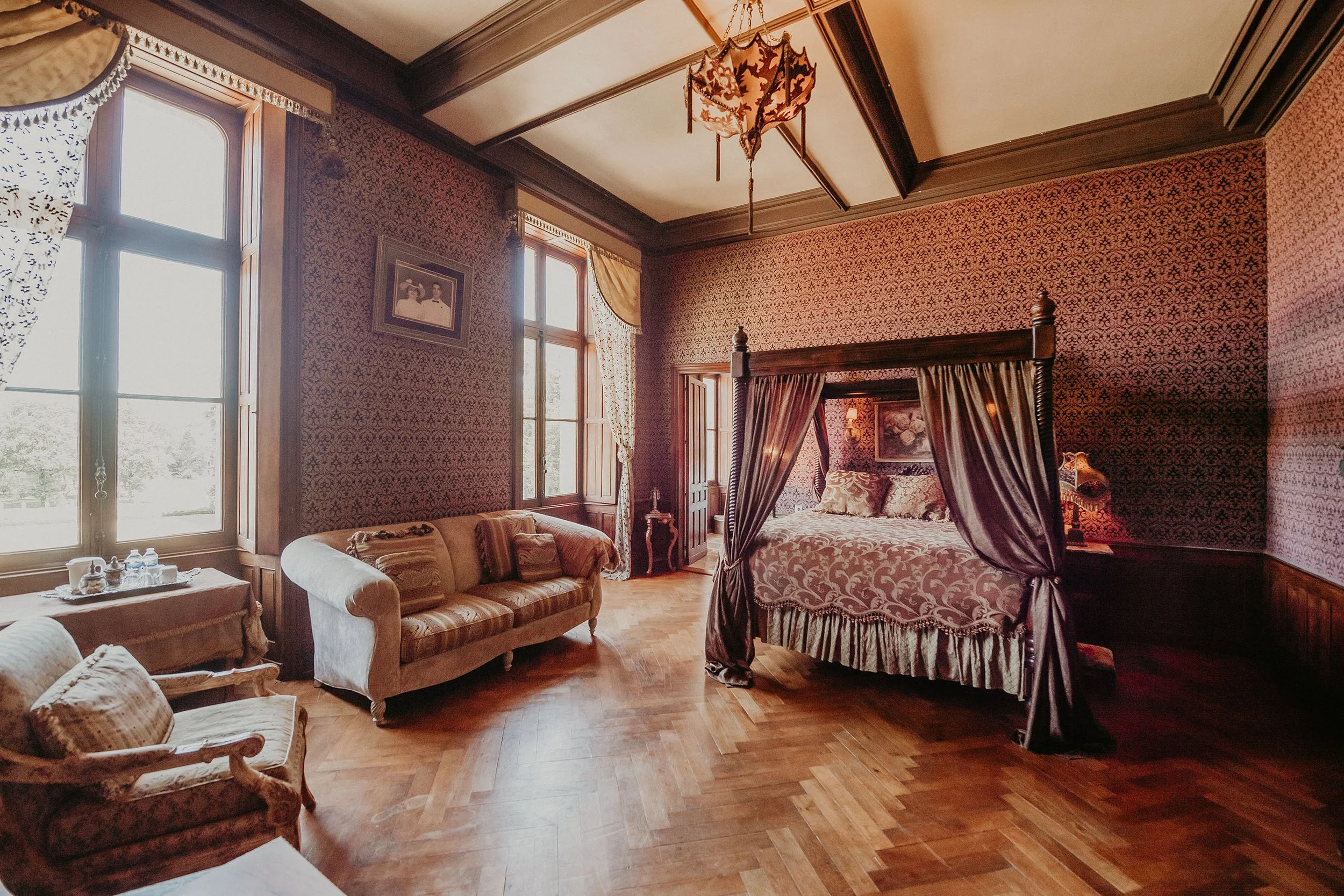 Empress Suite - BOOKED