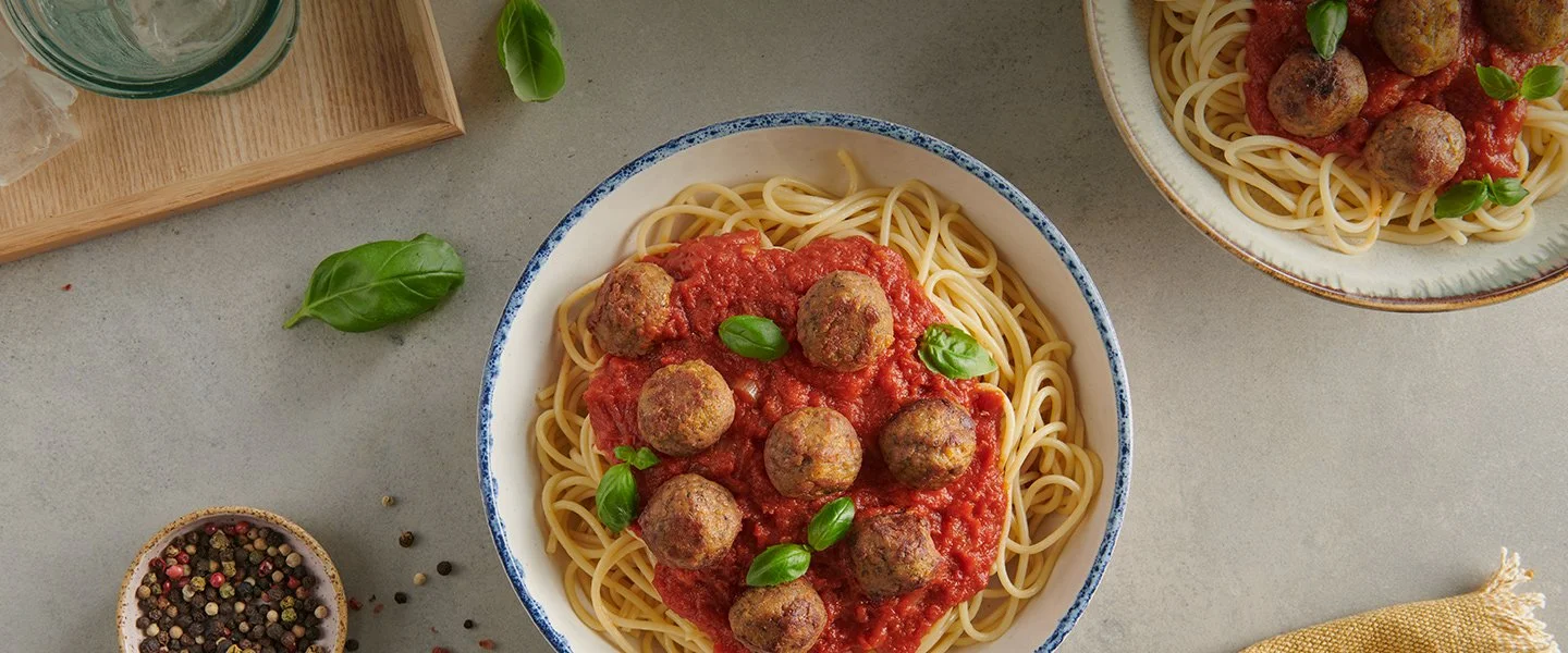 Spaghetti z Hempeat Roślinne Klopsiki Italian i sosem pomidorowym  