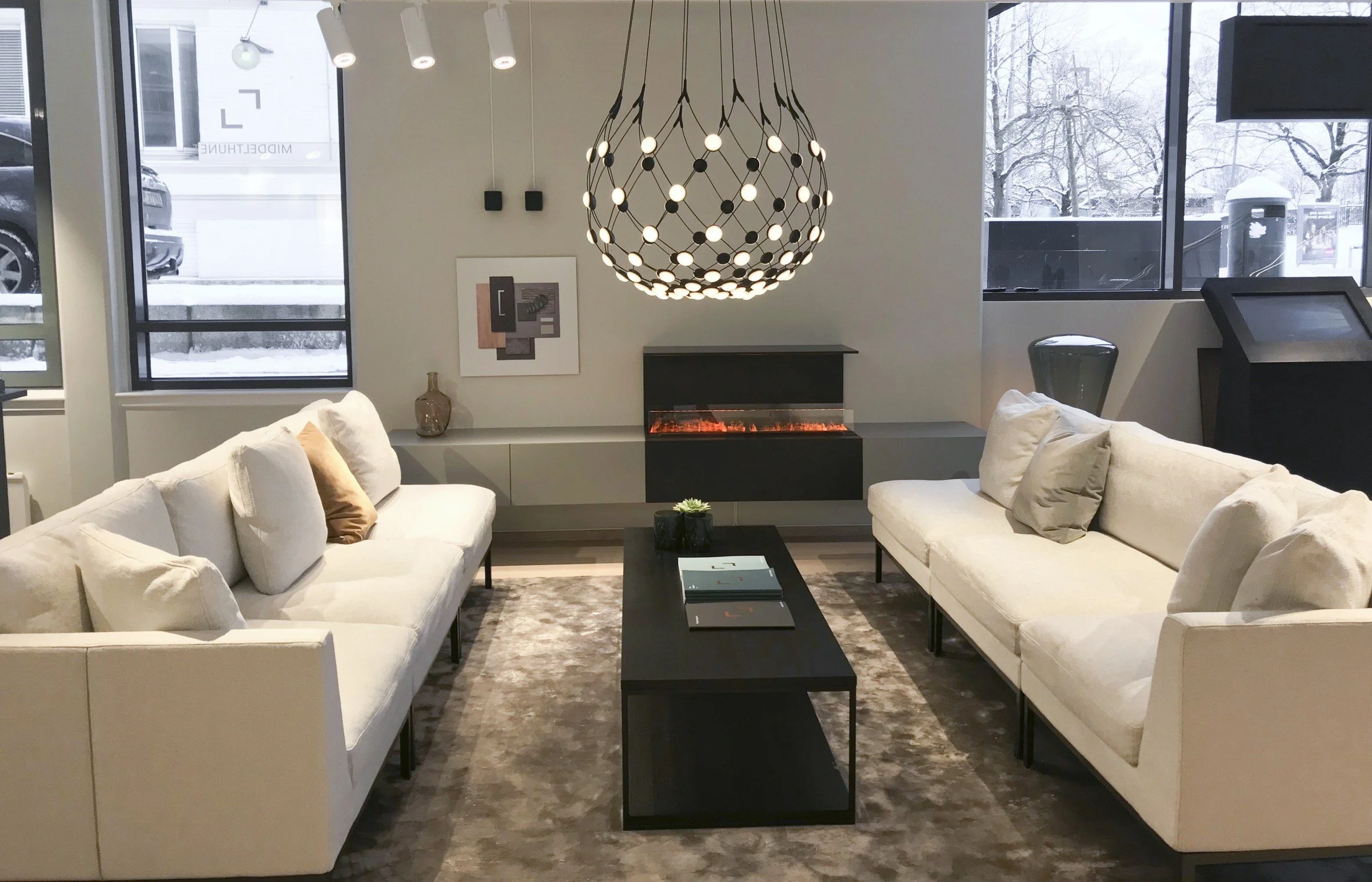 01-veidekke-showroom-middelthunet-salong-peis-lampe.jpg