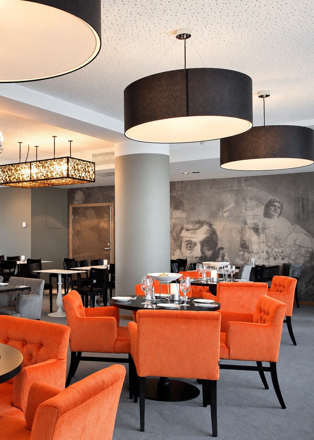 04-neptun-hotell-restaurant-oransje-stoler.jpg