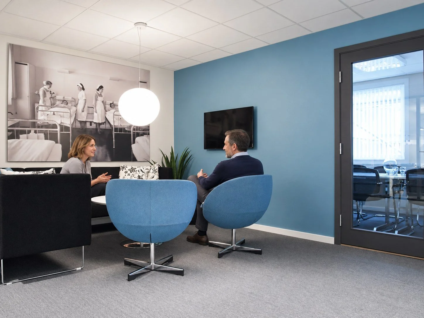 Lounge med blå vegg og historisk veggbilde, NSF fylkeskontor