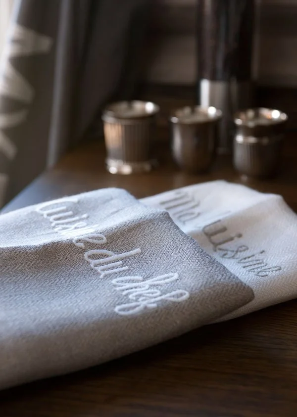 Detalj med brodert kjøkkenhåndkle og telysholdere, Kvitfjell