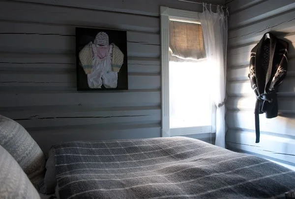 Soverom med gråmalt tømmer, ullpledd og liftgardin i lin, Kvitfjell
