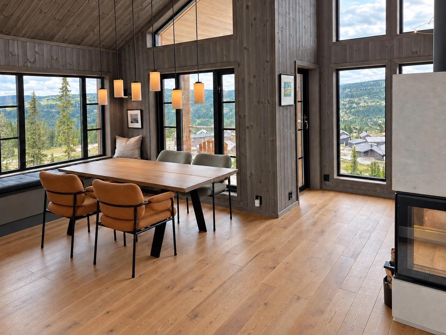 Spiseplass med sittebenk og store vinduer mot utsikten, Varden Panorama Kvitfjell