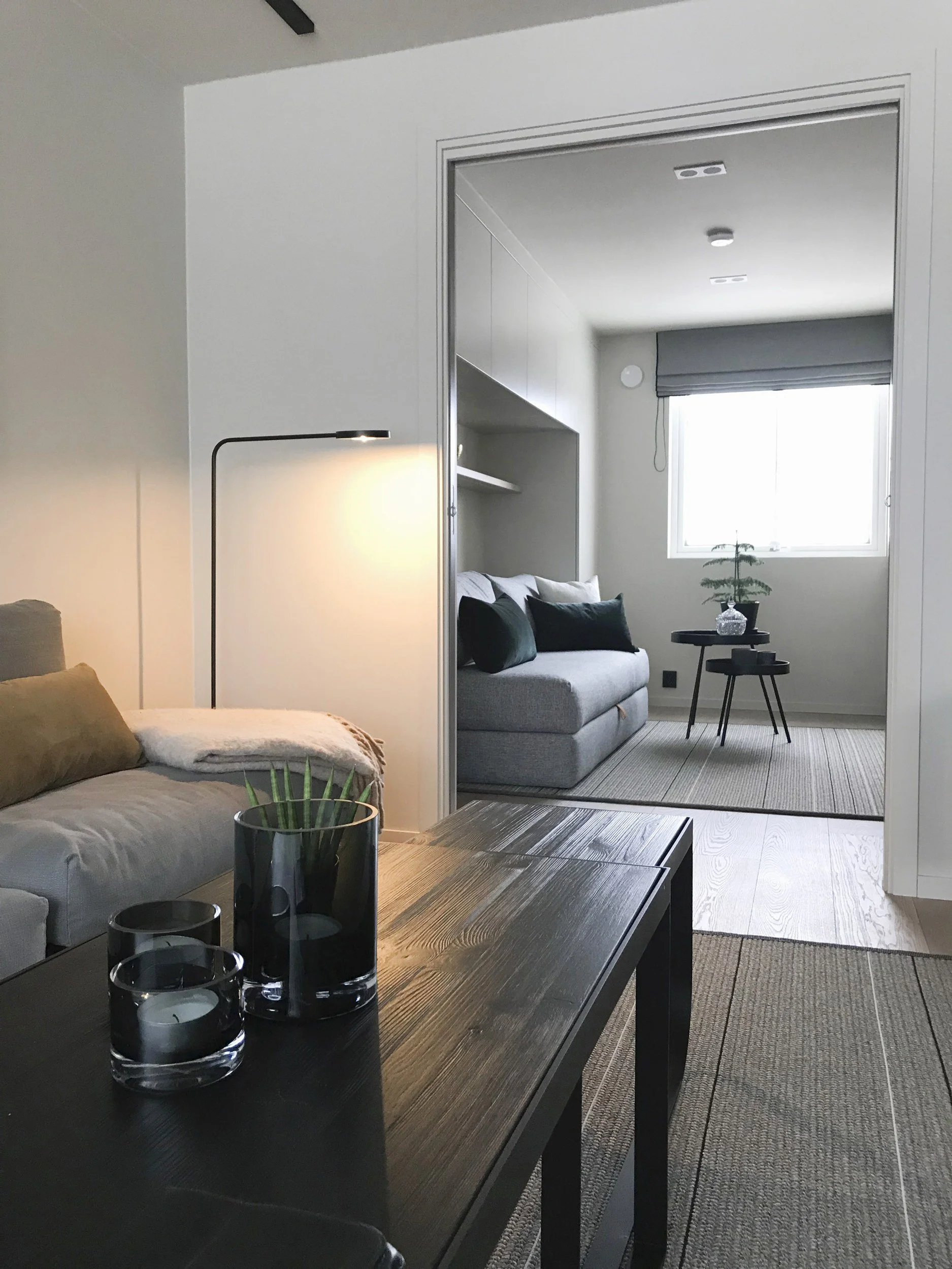 Stue på Tonsenhagen med utsikt gjennom skyvedørene til ekstrastuen med sovesofa