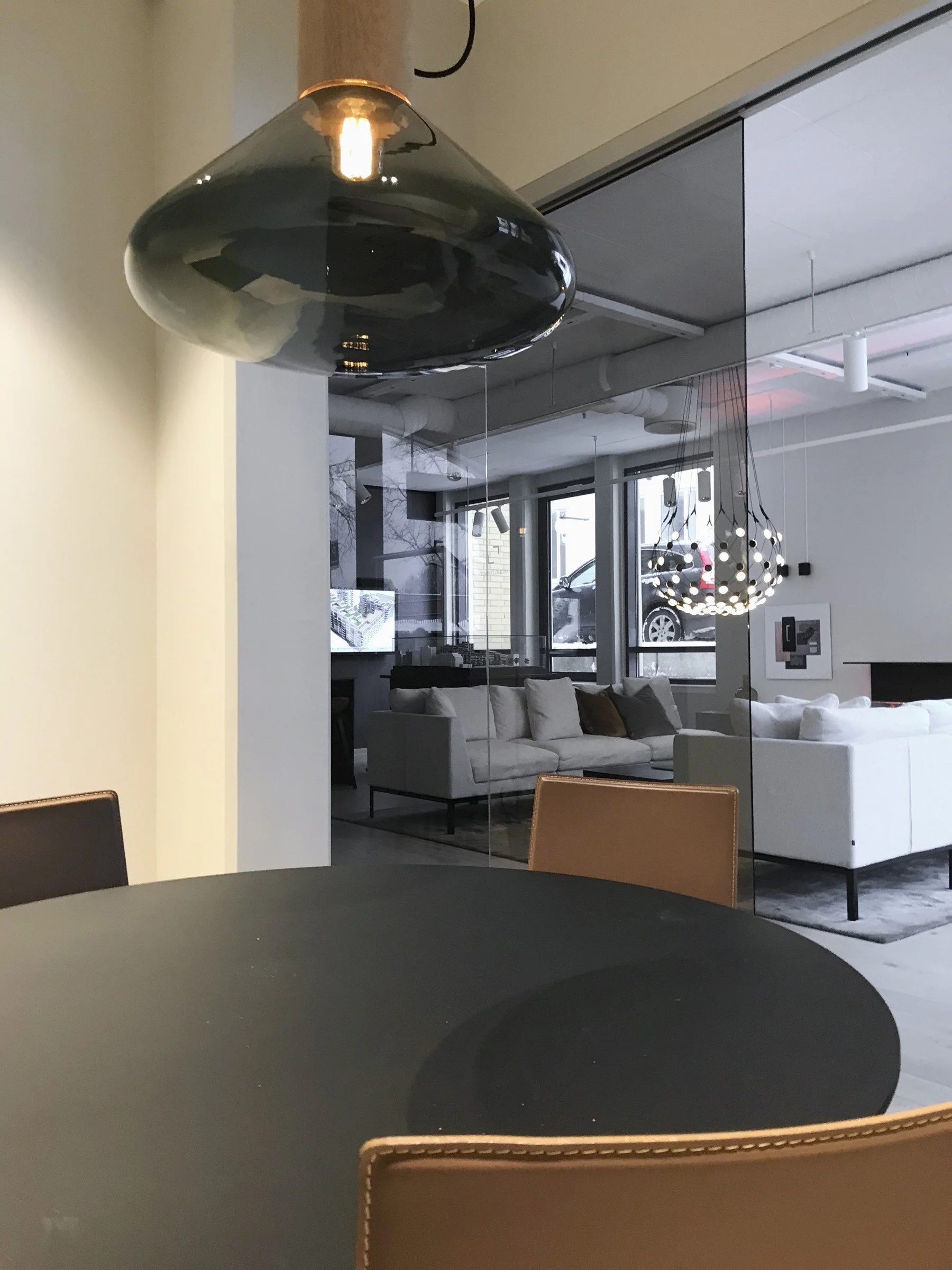 07-veidekke-showroom-middelthunet-moterom-glassvegg.jpg