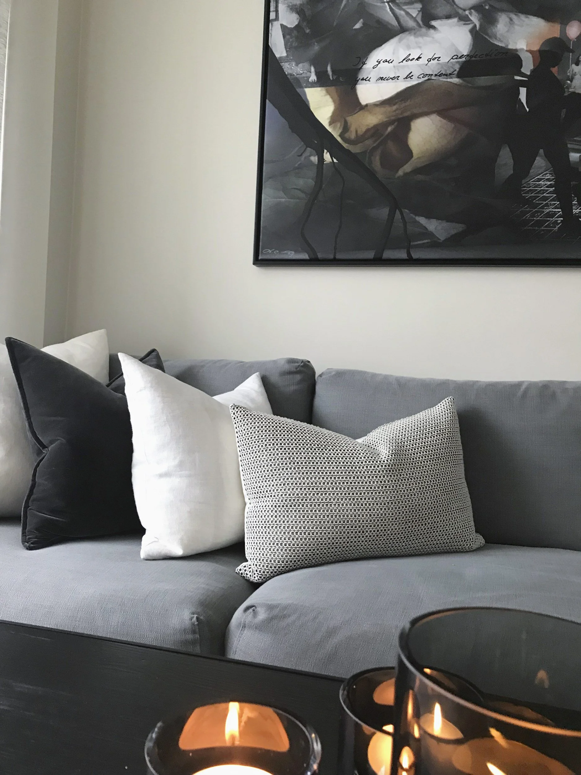 Puter i fløyel og lin på grå sofa under kunstverket, Tonsenhagen