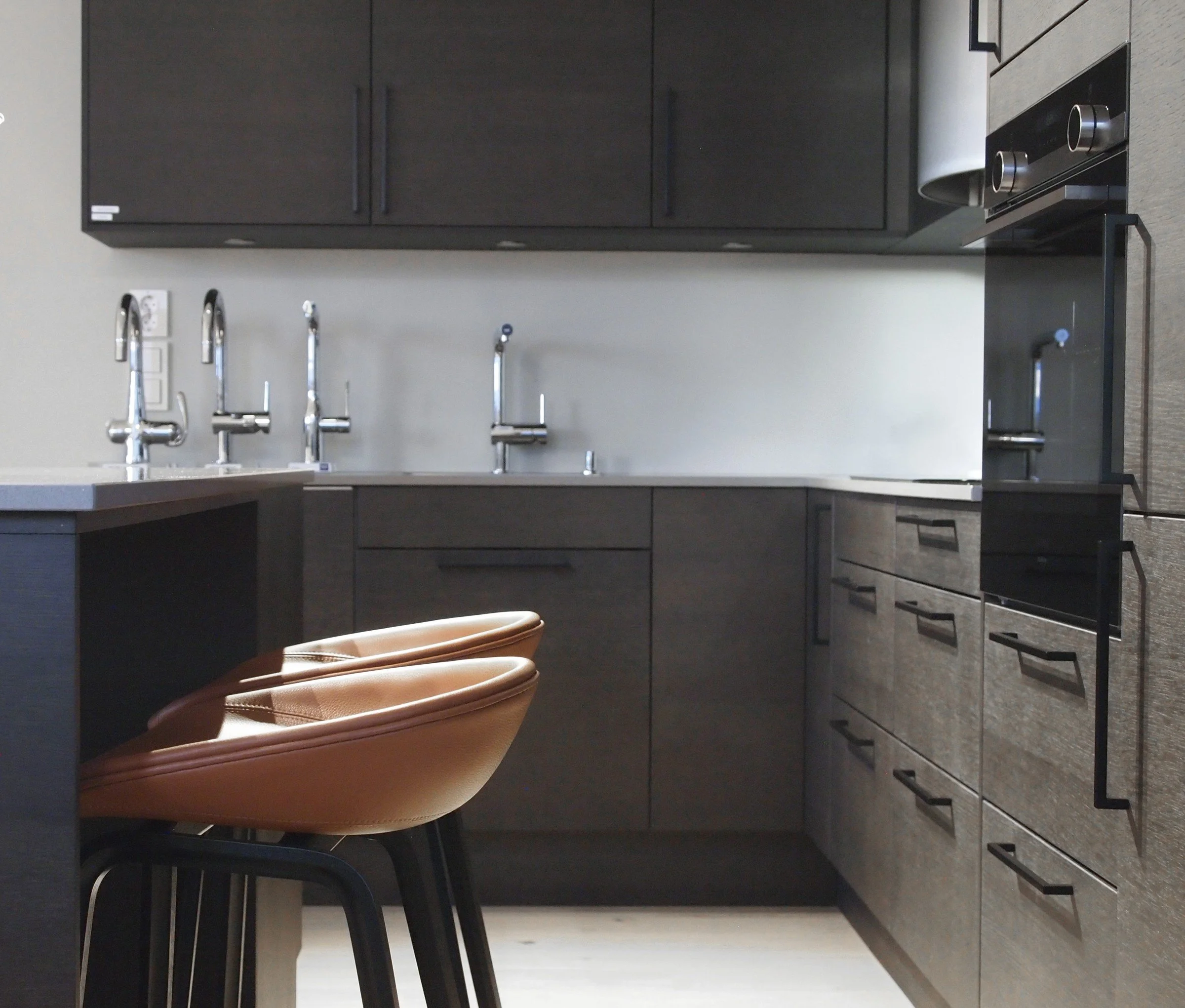 05-veidekke-showroom-middelthunet-kjokken-visning.jpg
