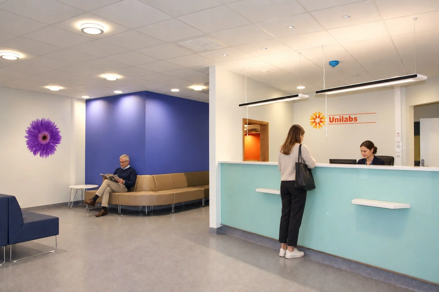 Resepsjon og venteområde med lilla gerbera og aksentvegg, Unilabs Røntgen