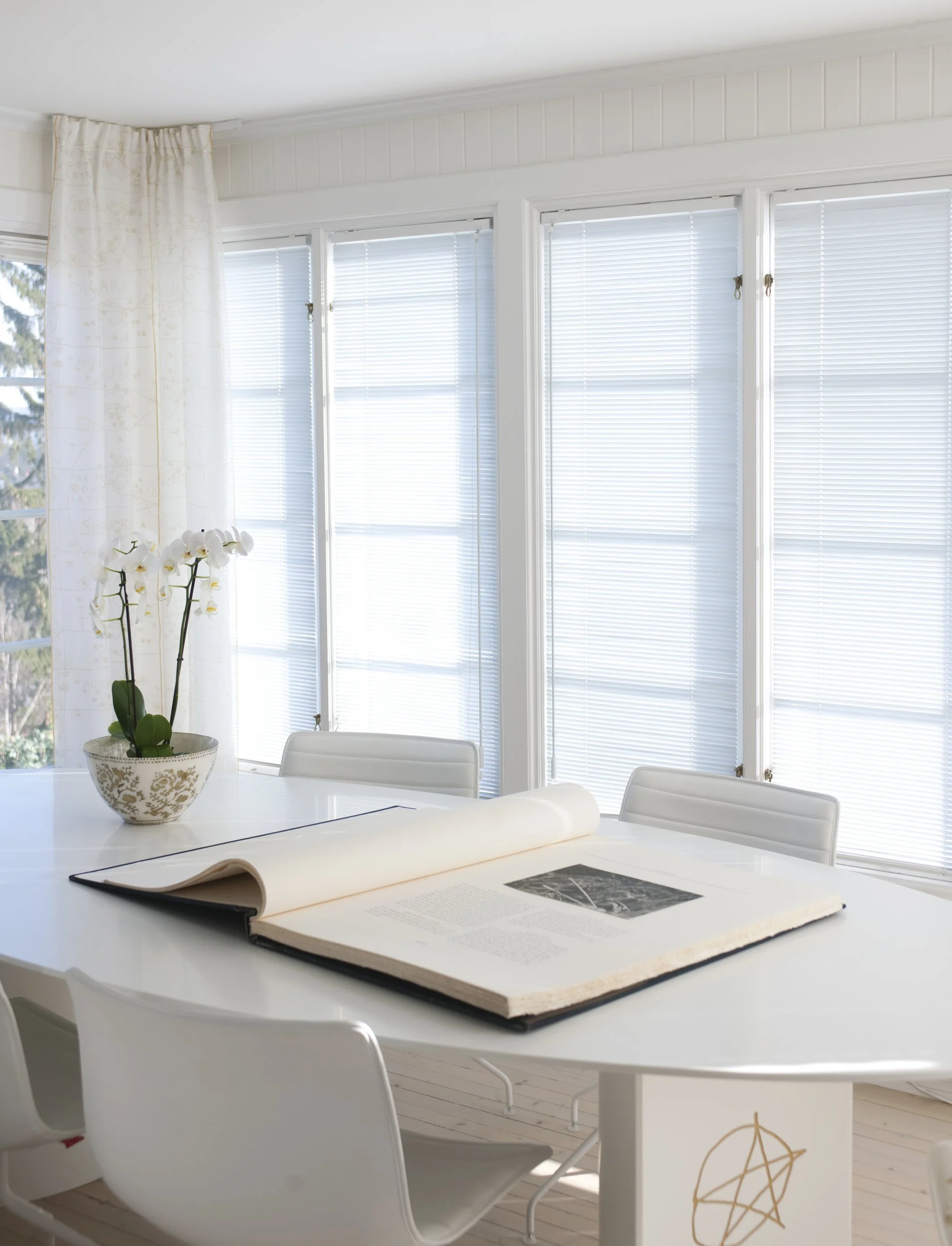 Spisebord i hvit Corian med inngraverte symboler i gull, tegnet og produsert av 4ROM