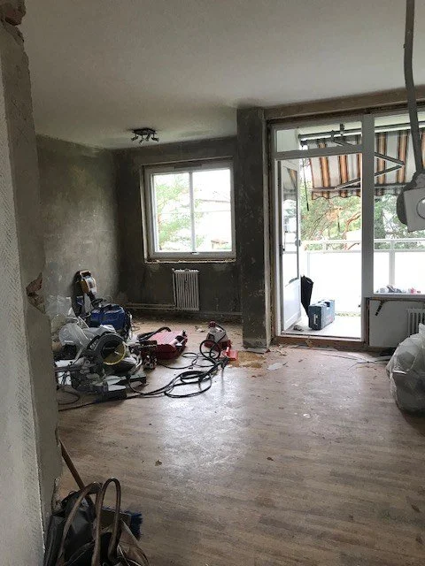 Før renoveringen: stuen på Tonsenhagen under riving, med verktøy på gulvet
