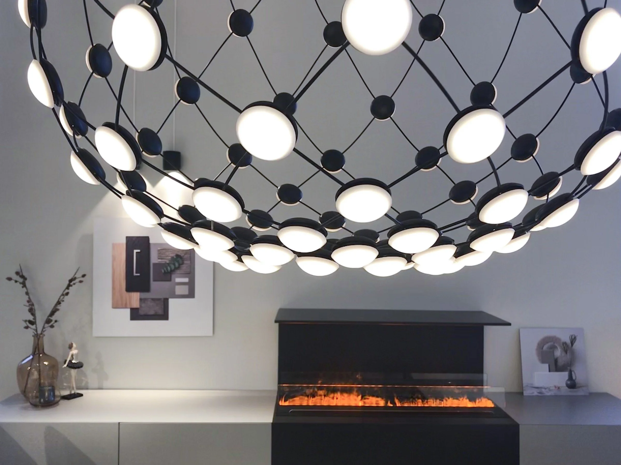 04-veidekke-showroom-middelthunet-lampe-peis-detalj.jpg