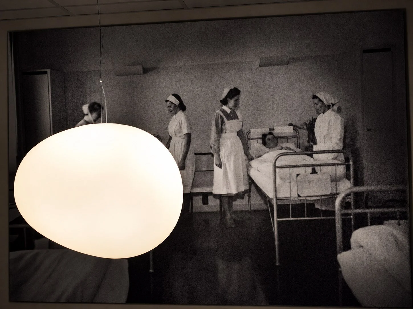 Historisk sykepleierfotografi som veggbilde, NSF fylkeskontor