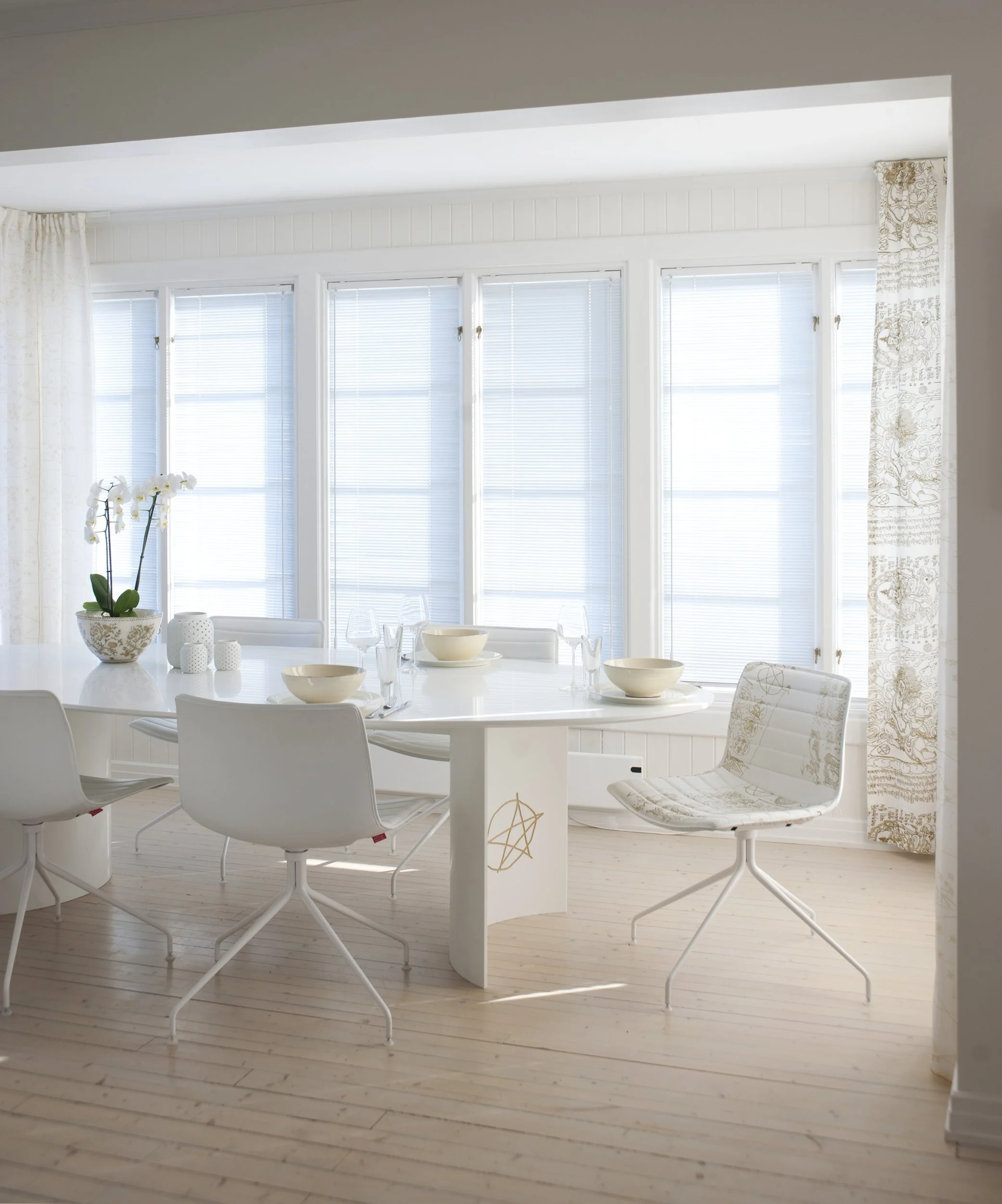 Spiseplass i den gamle glassverandaen med ellipseformet spisebord i Corian tegnet av 4ROM